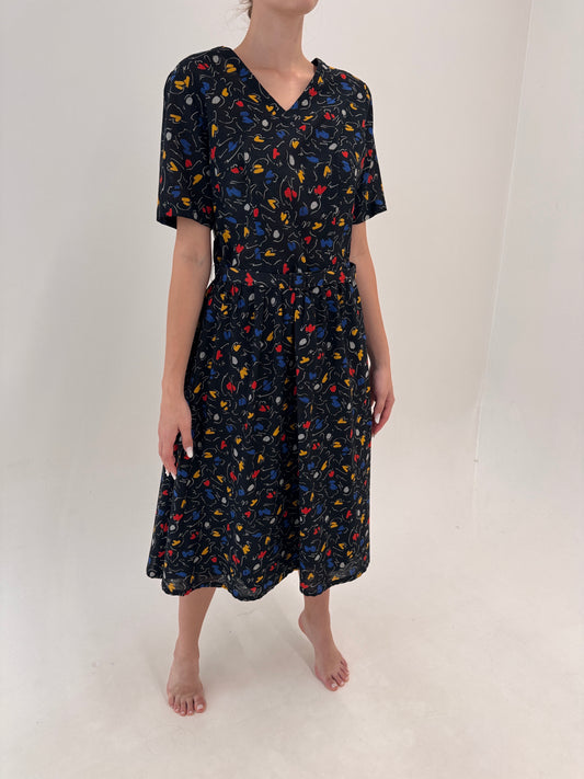 Rochie neagră din pânză de in cu talie reglabilă în croi de ani 50 cu print în culori tari