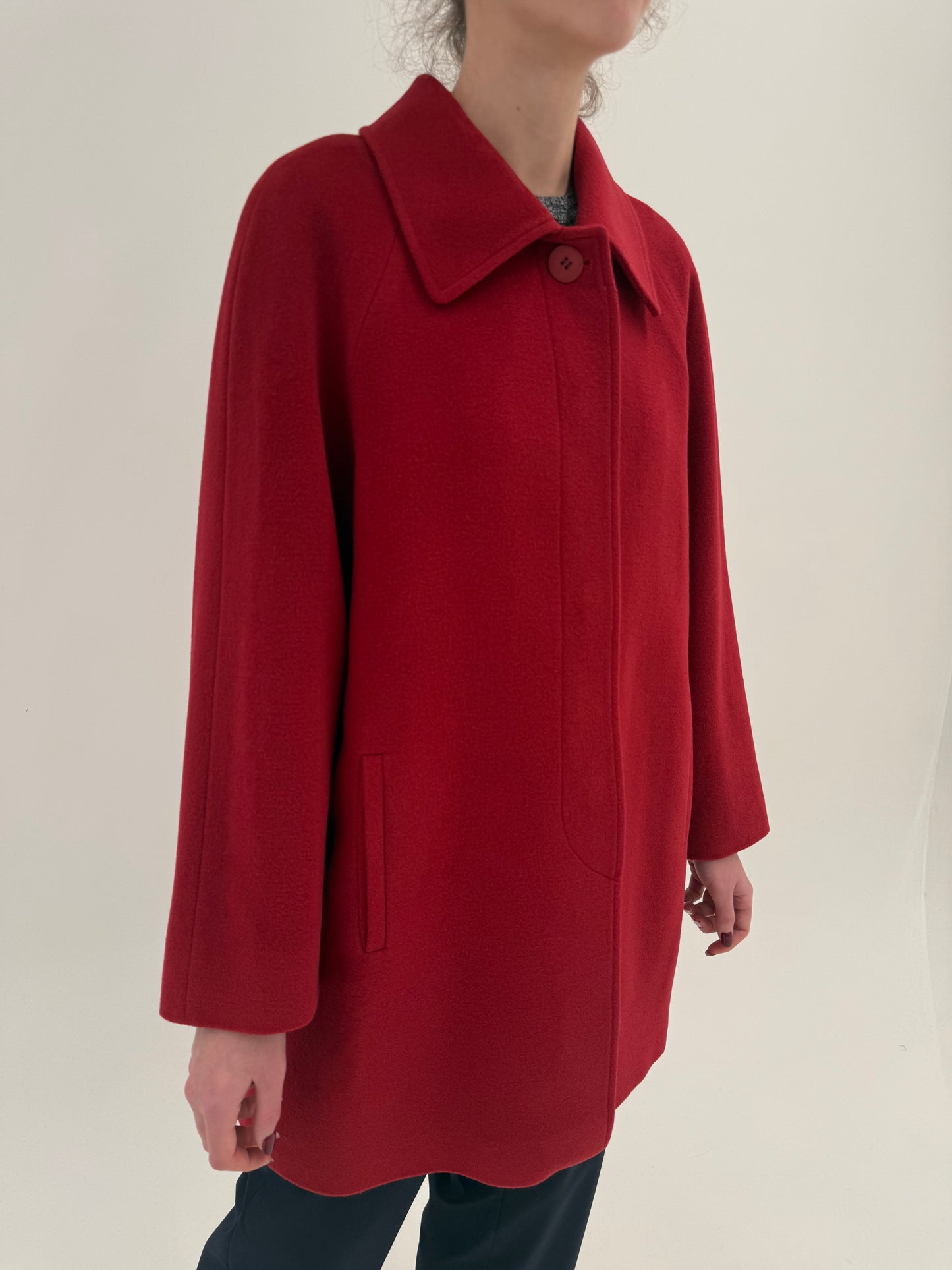 Palton italian dark red în croi minimalist atemporal din lana extrem de fină