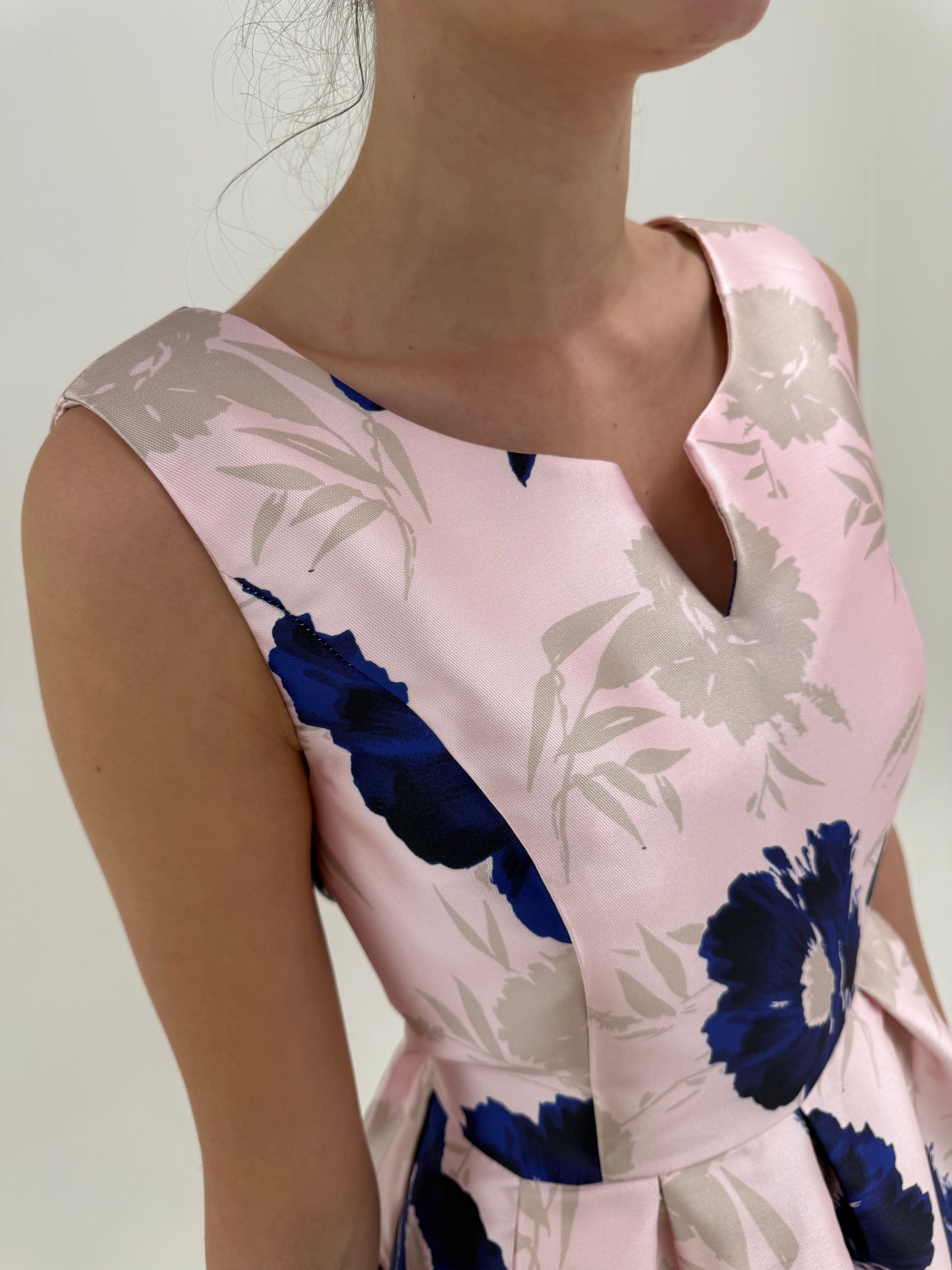 Rochie powder pink cambrata din jacquard cu talie ultra înaltă