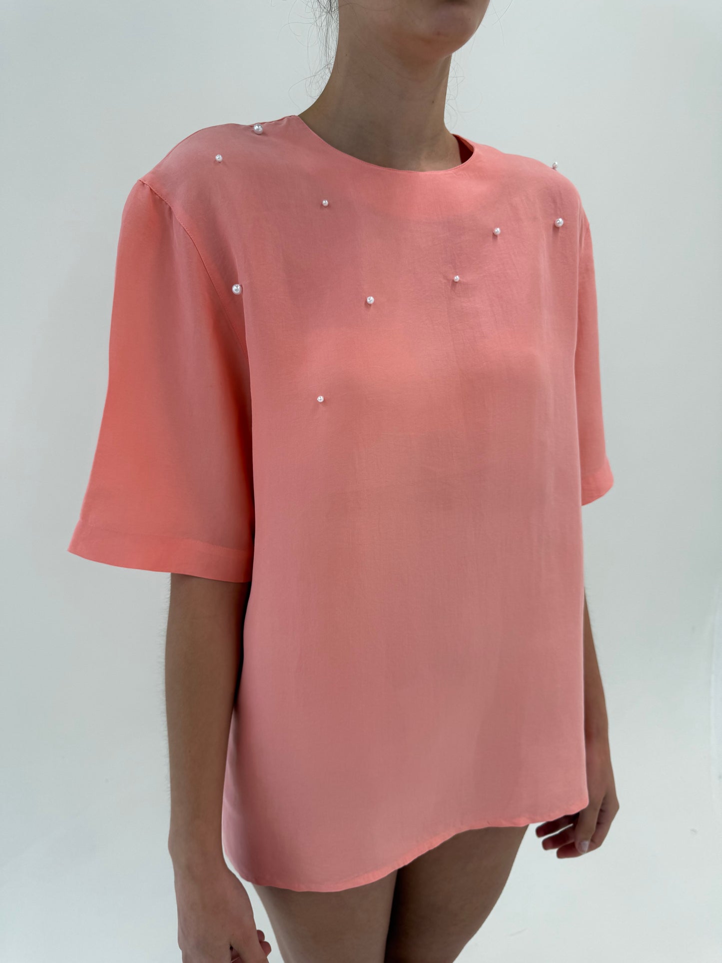 Top salmon Pink cu aplicații manuale perlute în croi lejer minimalist
