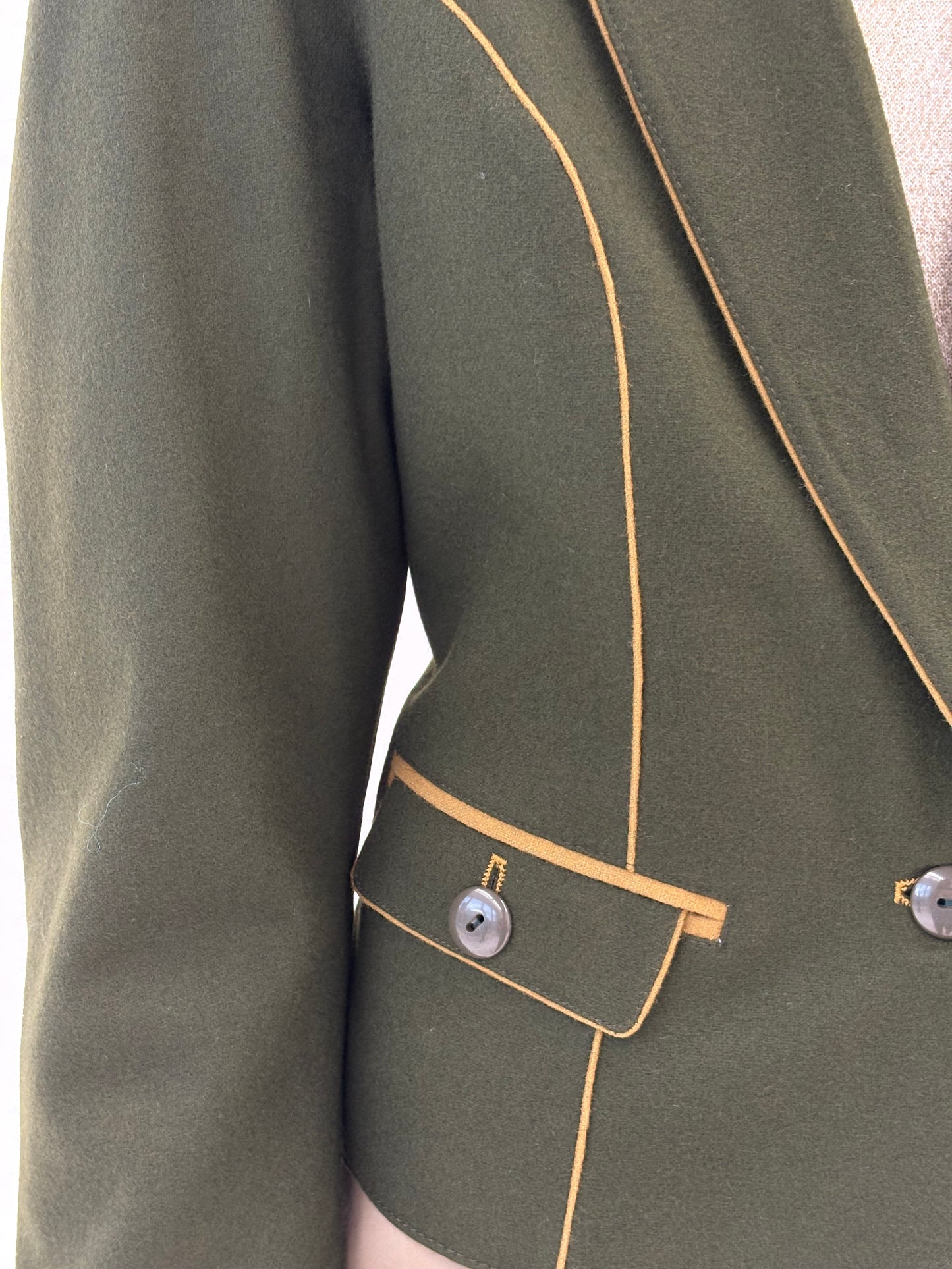 Sacou vintage cambrat forest green cu umeri ușor bufanți 80% lana