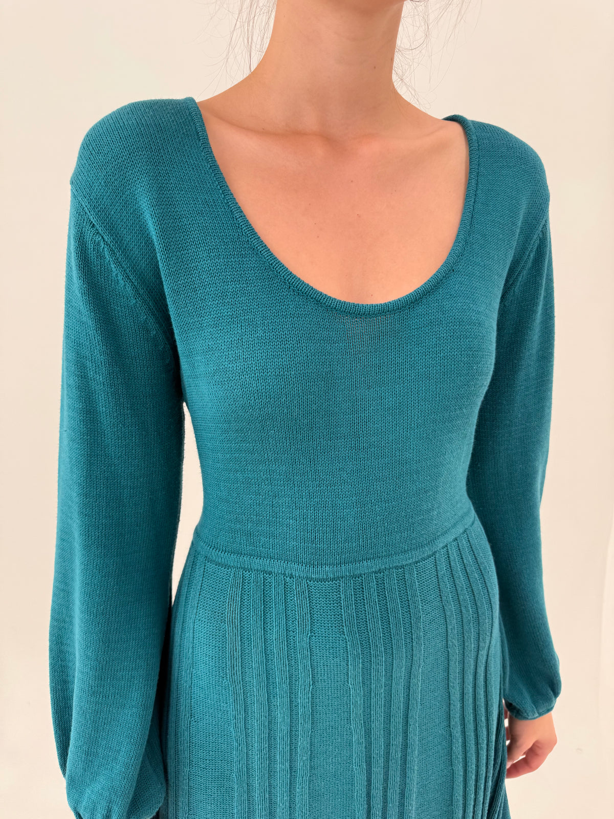 Rochie dark teal cu talie ultra înaltă marcată din tricot gros de bumbac
