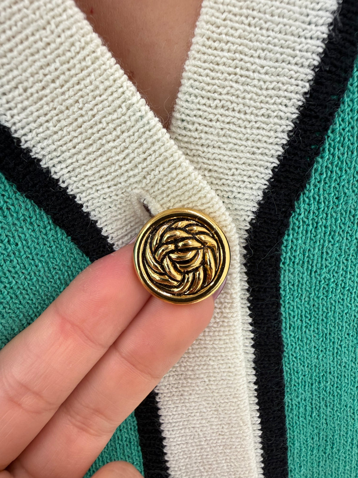Top vintage cu nasturi metalici aurii în stil Chanel din tricot dens din mix de lana extrafina