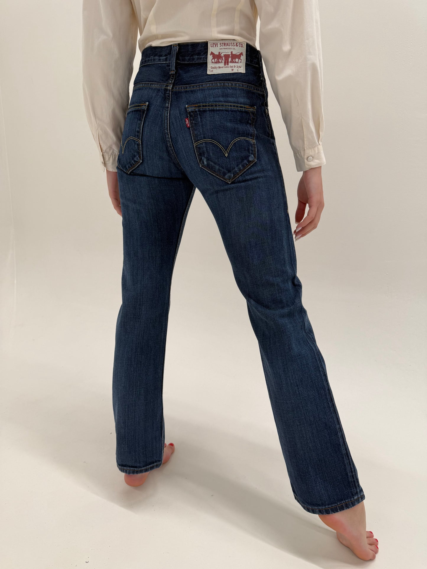 Jeans vintage bootcut Levi’s dark wash anii 2000 in croi super revenit în trend