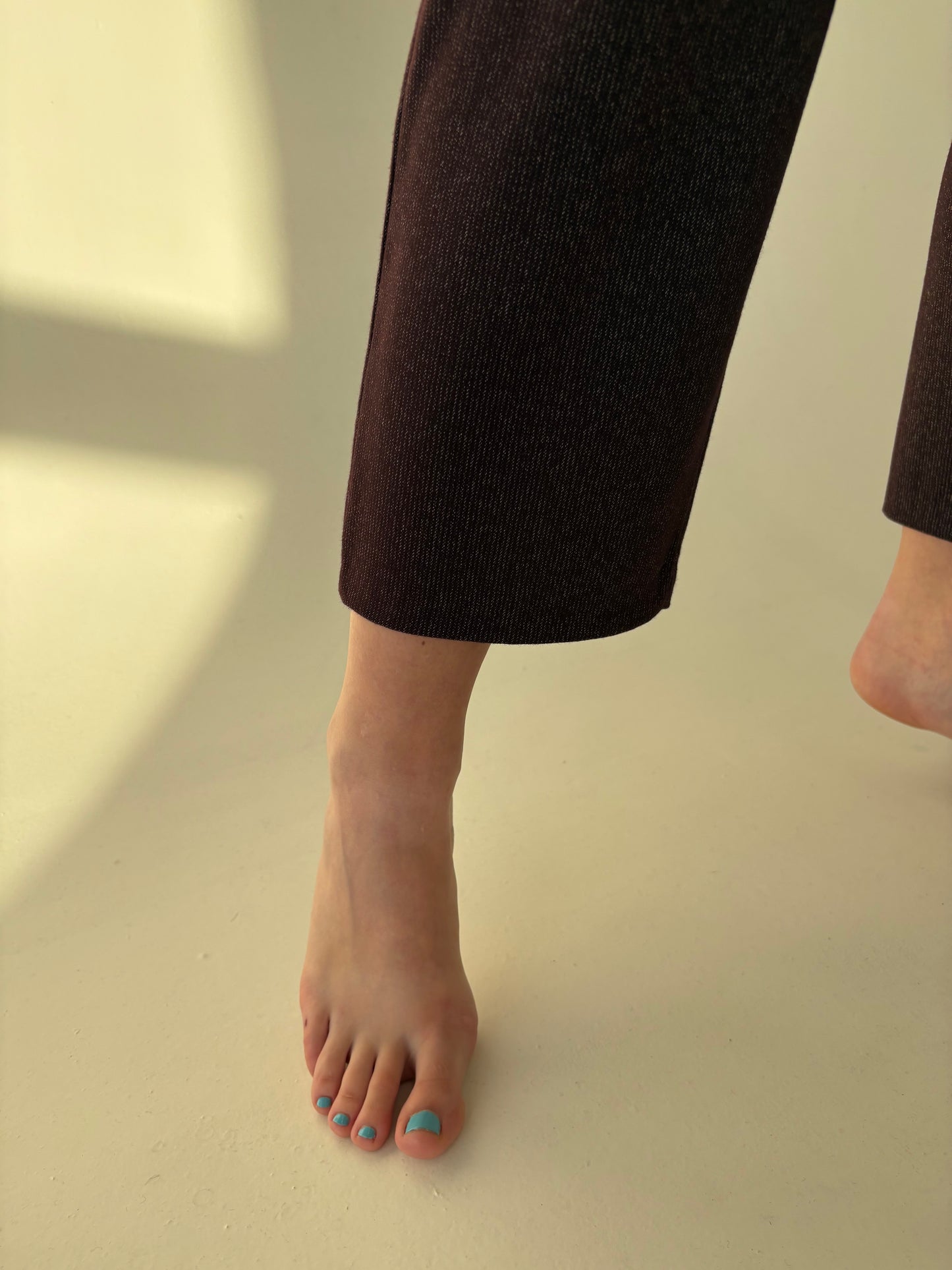 Pantaloni aubergine cu talie ultra înaltă elastică din lana plină extrafina