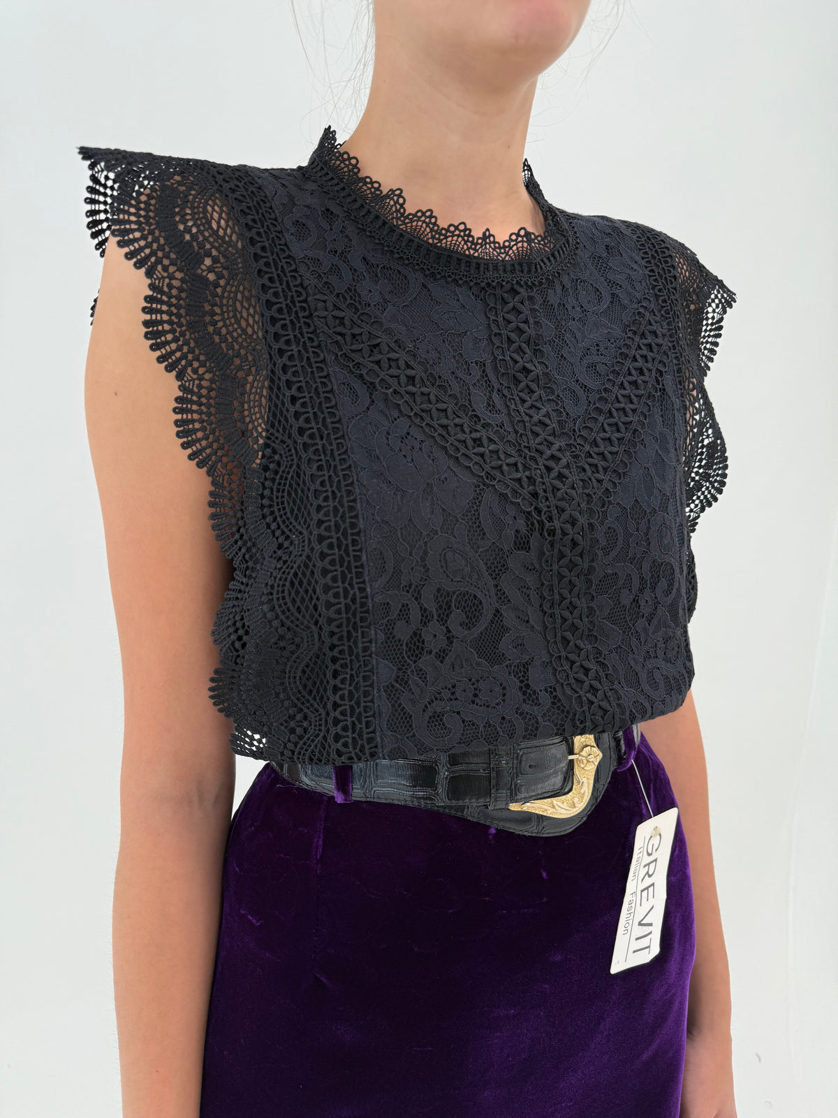 Top negru din dantelă macrame și chantily cu umeri ușor accentuați