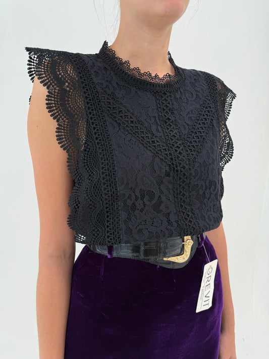 Top negru din dantelă macrame și chantily cu umeri ușor accentuați