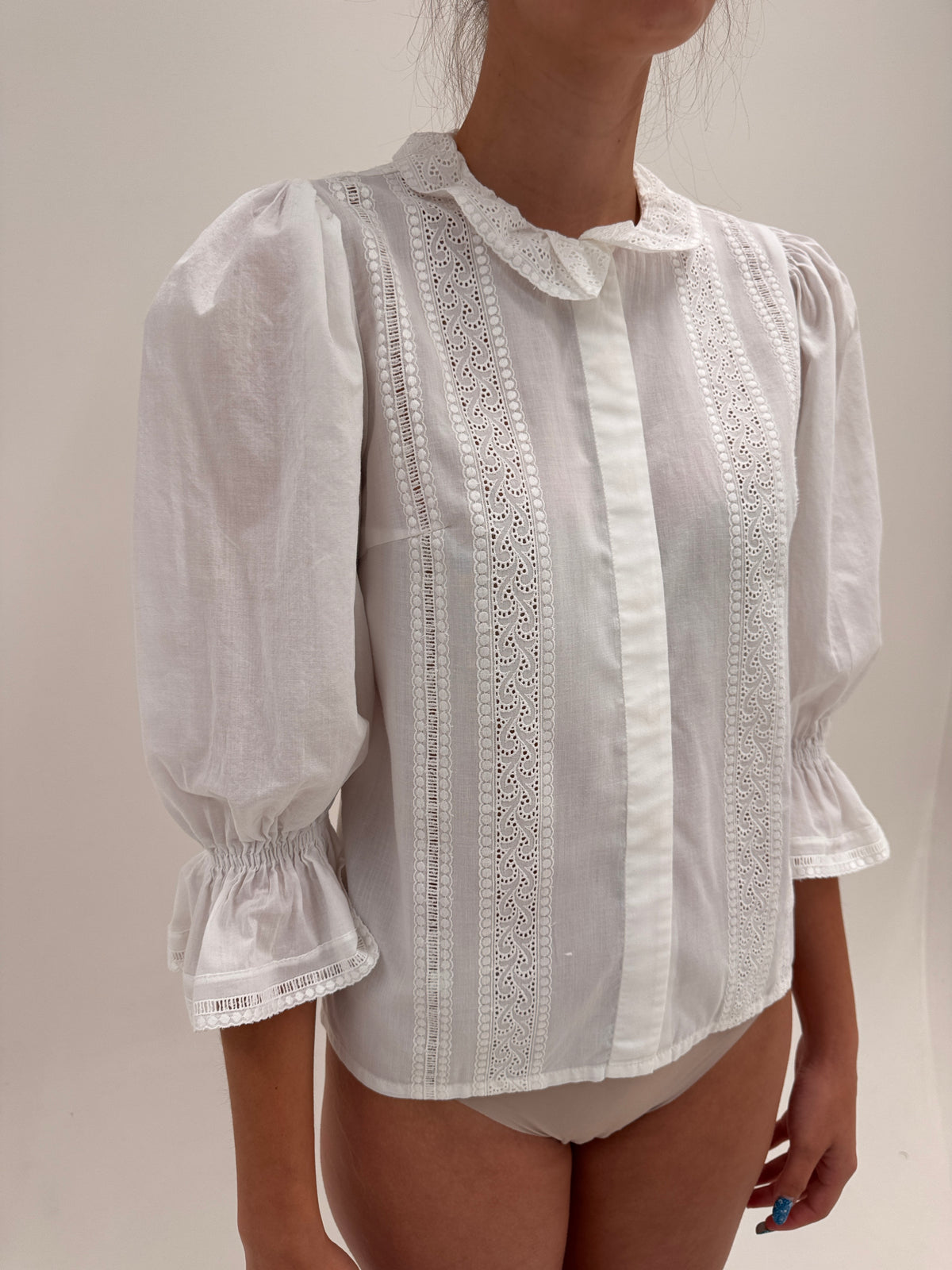 Cămașa vintage cu broderie anglaise și mâneci bufante din bumbac premium