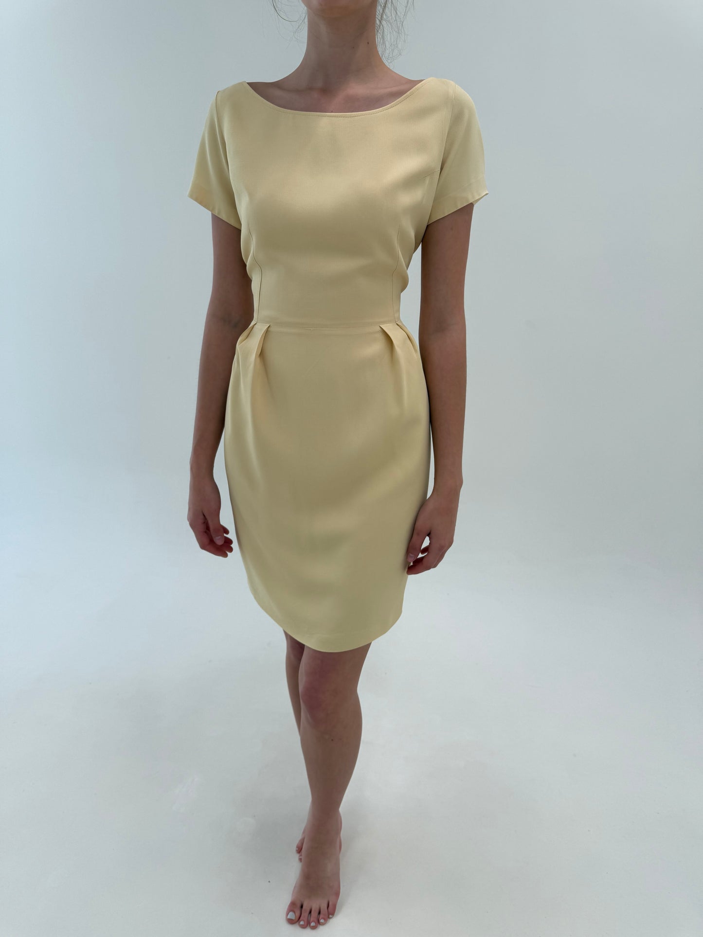 Rochie business în croi ultra feminin cu talie marcată și decolteu bărcuță butter yellow