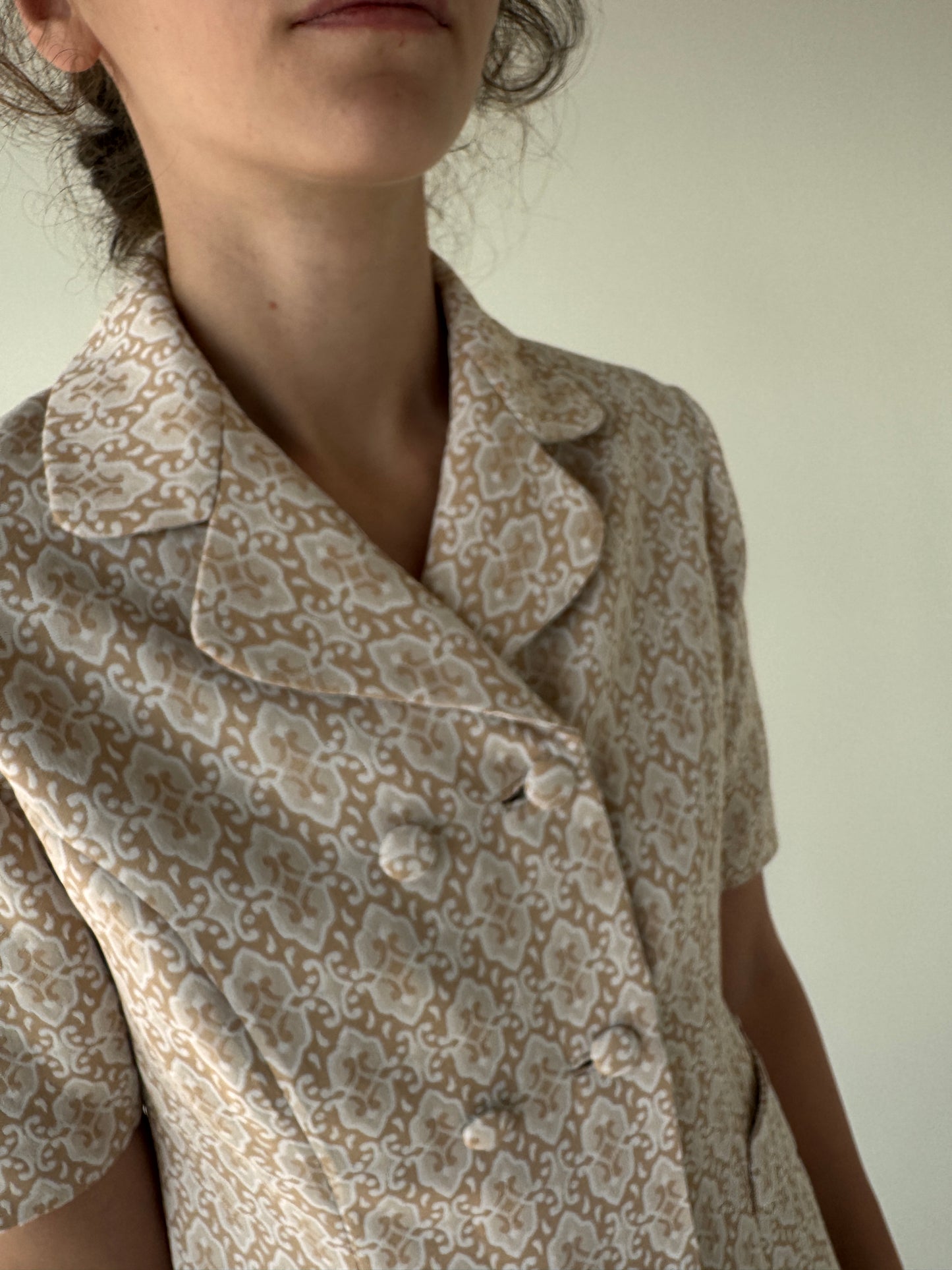 Rochie old vintage din brocart de sfârșit de ani 60 light nude și ivoire