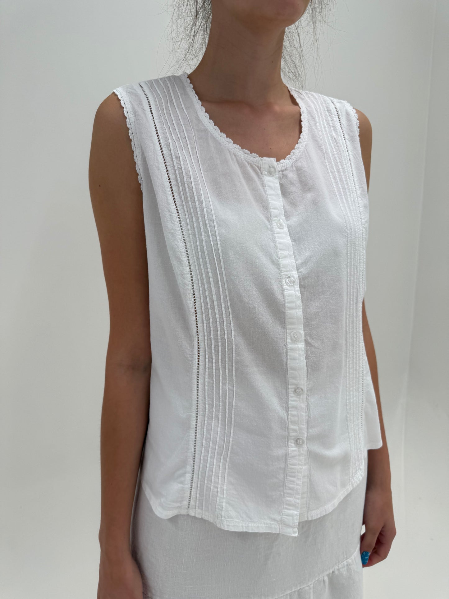 Top cu inserții de macrame și broderie anglaise din cel mai fin bumbac