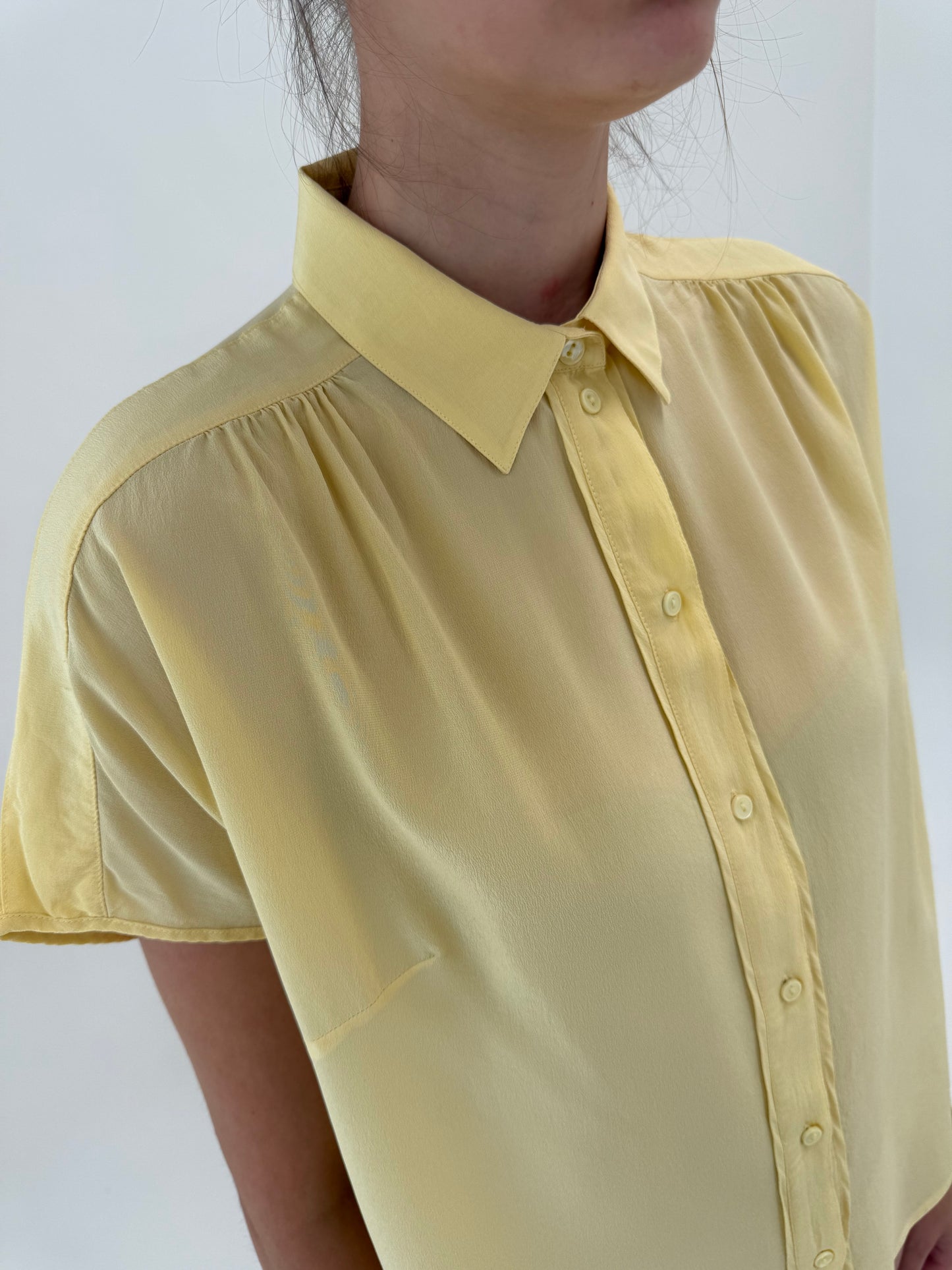 Camasa butter yellow din mătase naturală în croi retro modern cu bust drapat