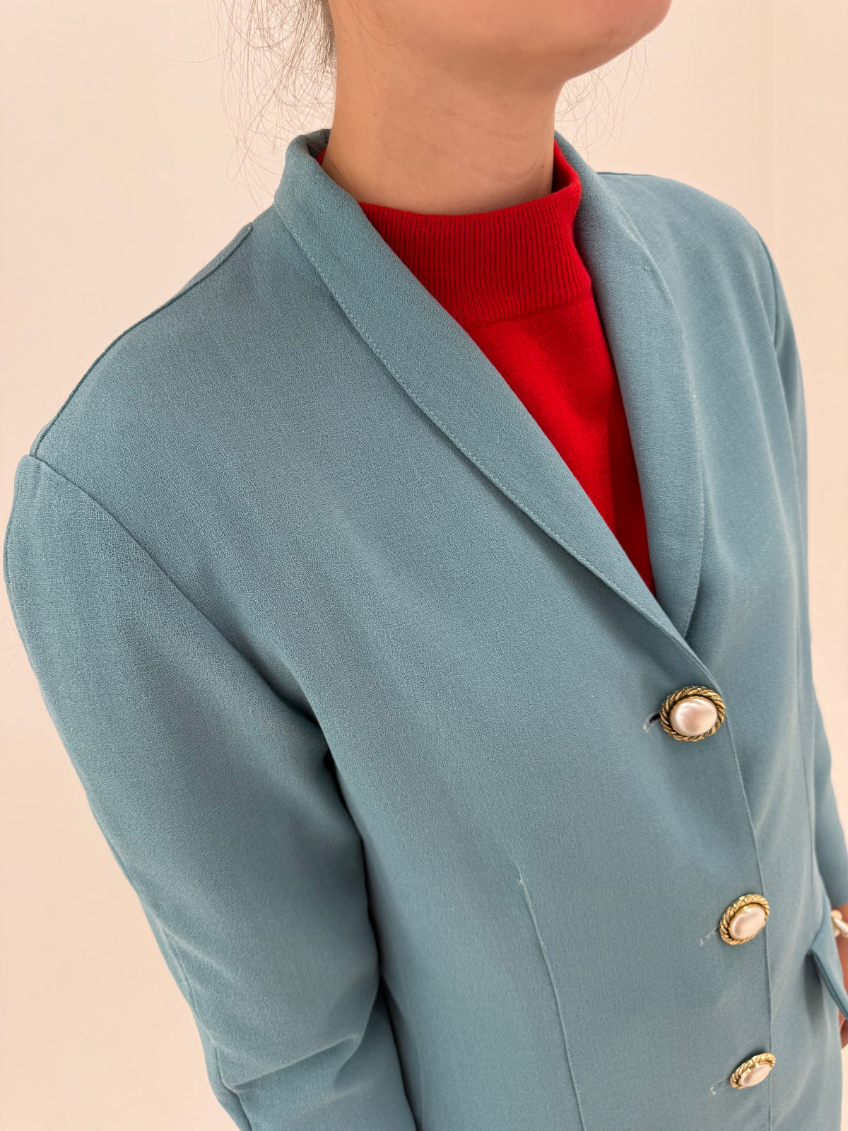 Pardesiu petite dusty baby blue din crepe excepțional de lana cu nasturi bijuterie