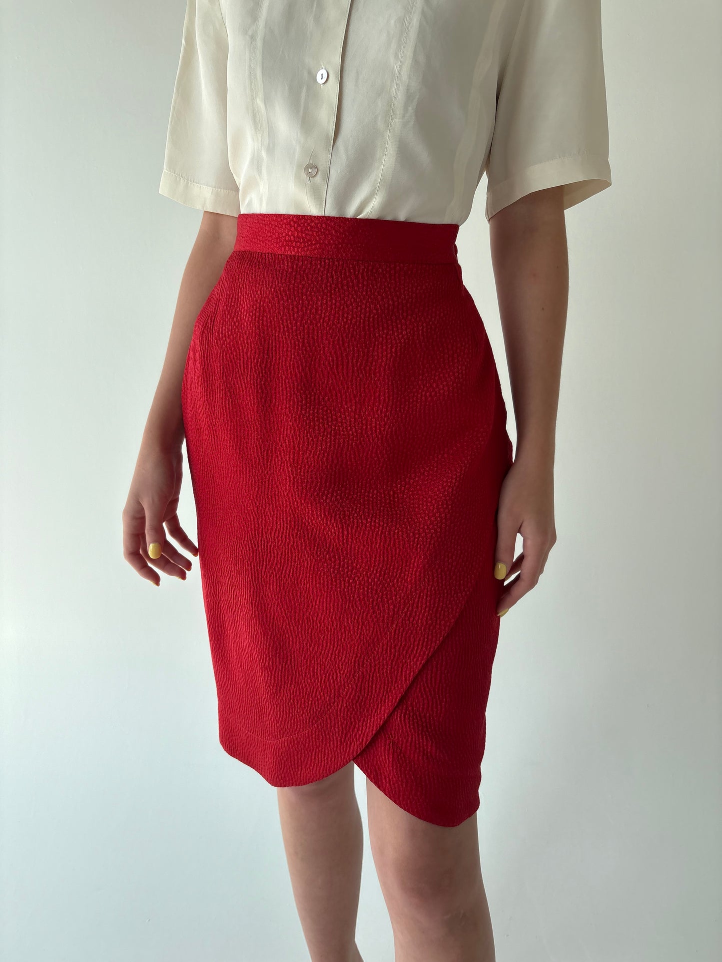 Fustă tulip din mătase naturală cherry red texturată