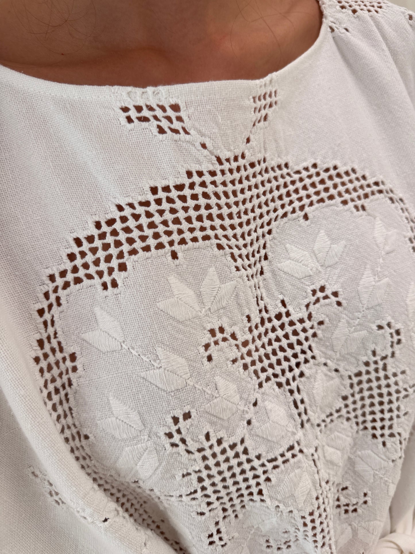 Kaftan excepțional cu cordon în croi amplu cu macrame și broderie manuală