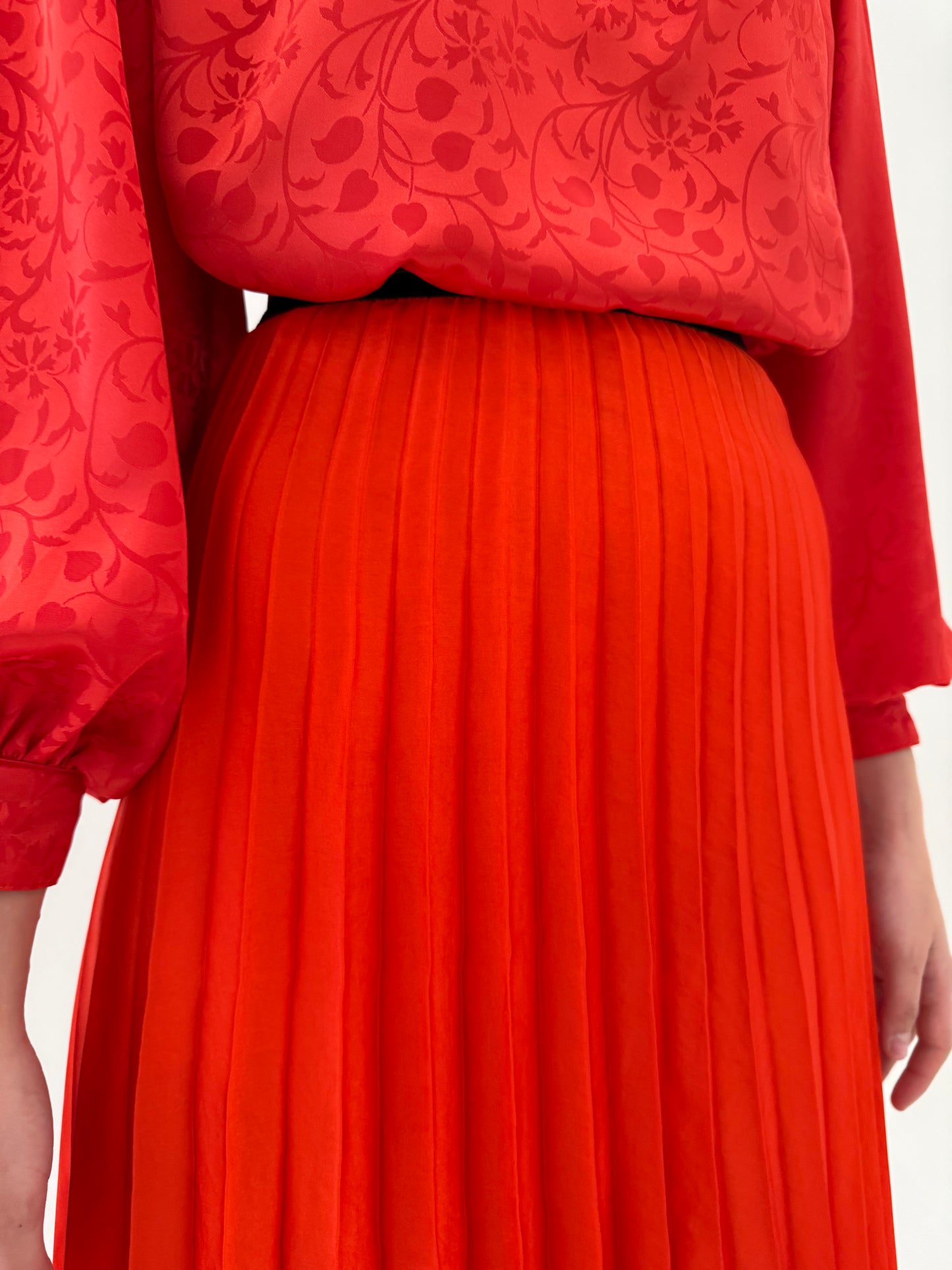 Fustă plisată midi spre maxi electric coral red cu talie ultra înaltă elastică