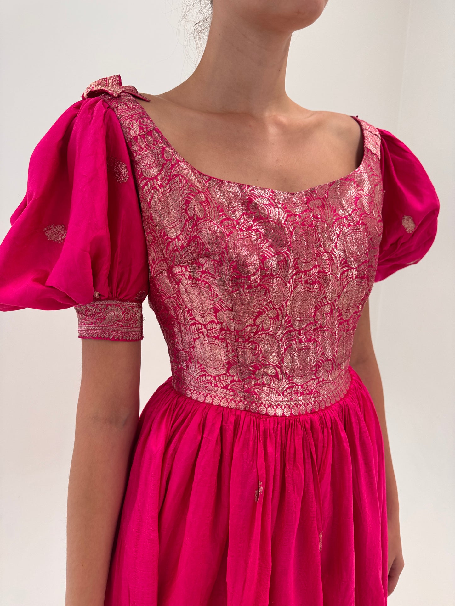 Rochie vintage din țesătură de mătase naturală cu corsaj și inserții prețioase