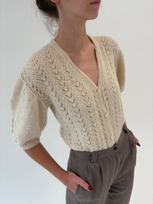 Top light nude lucrat manual din lana extrafina pufoasă