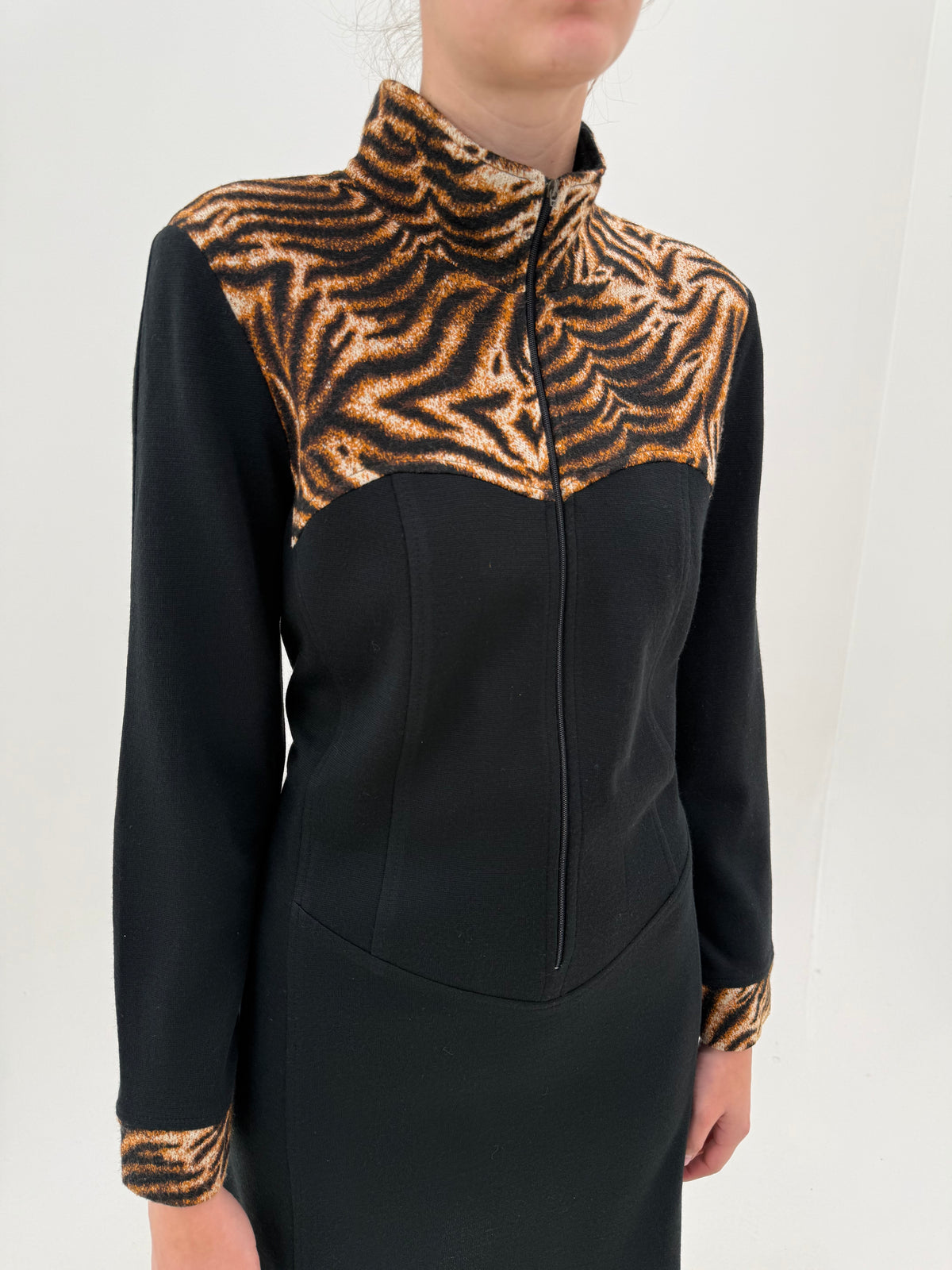 Rochie vintage neagră cu animal print și influențe super chic ușor casual din tricot de lana
