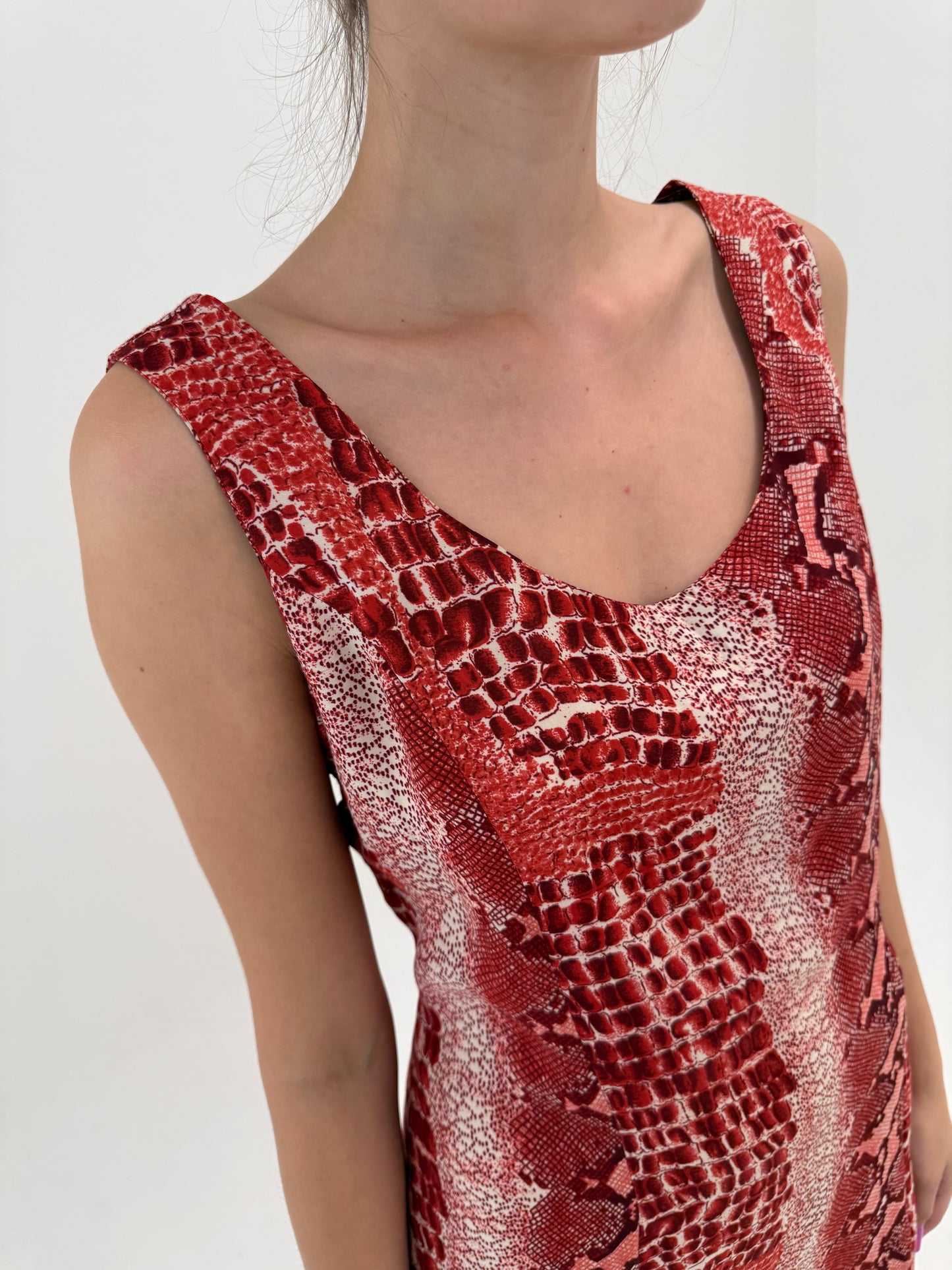 Rochie maxi tall super vaporoasă în nuanțe superbe de whine red animal print