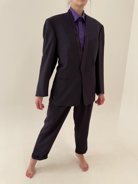 Costum vintage tip smoking aubergine cu revere satinate de la zi la seară