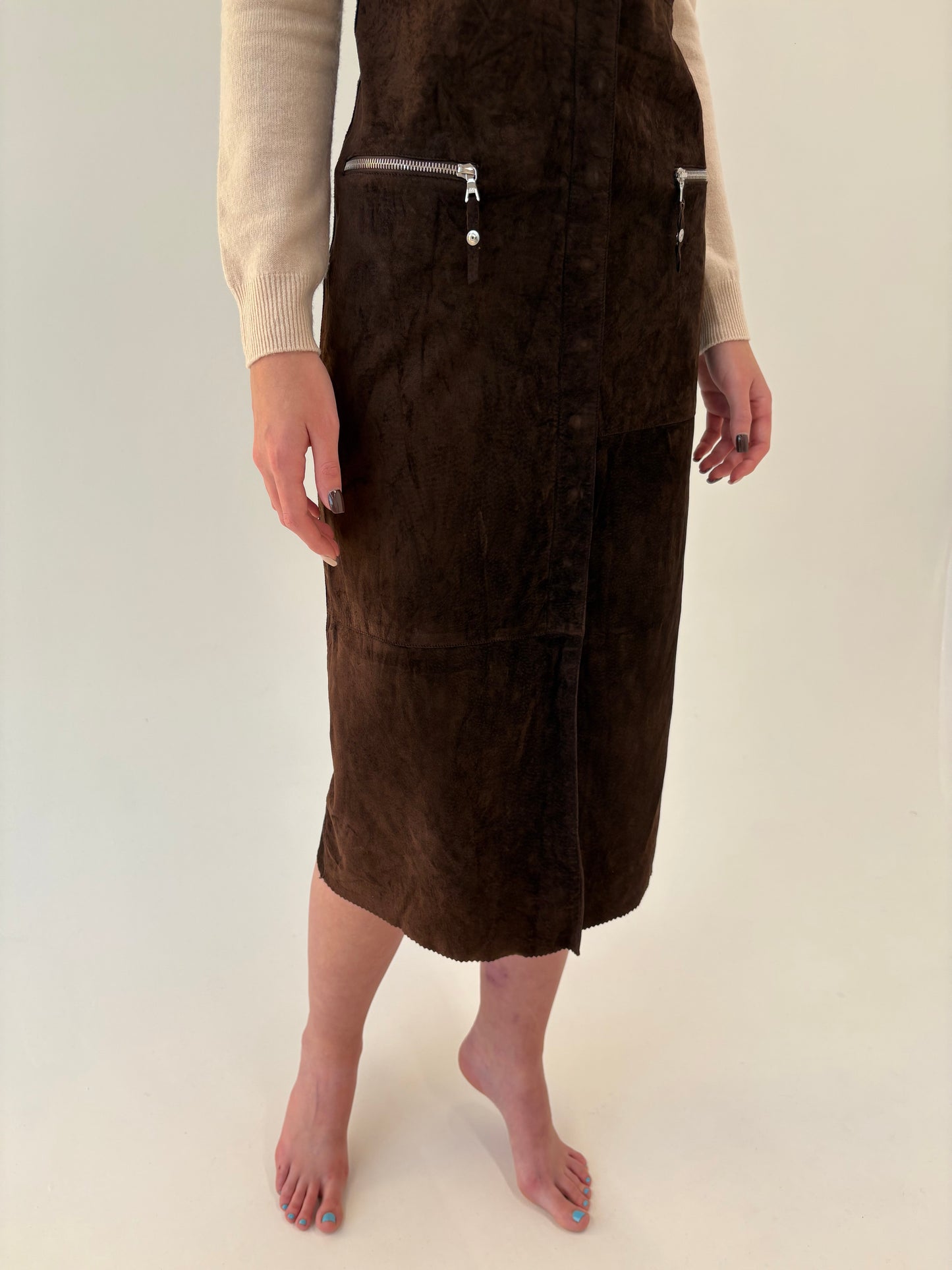 Rochie chocolate brown din piele naturală moale întoarsă ușor cambrata