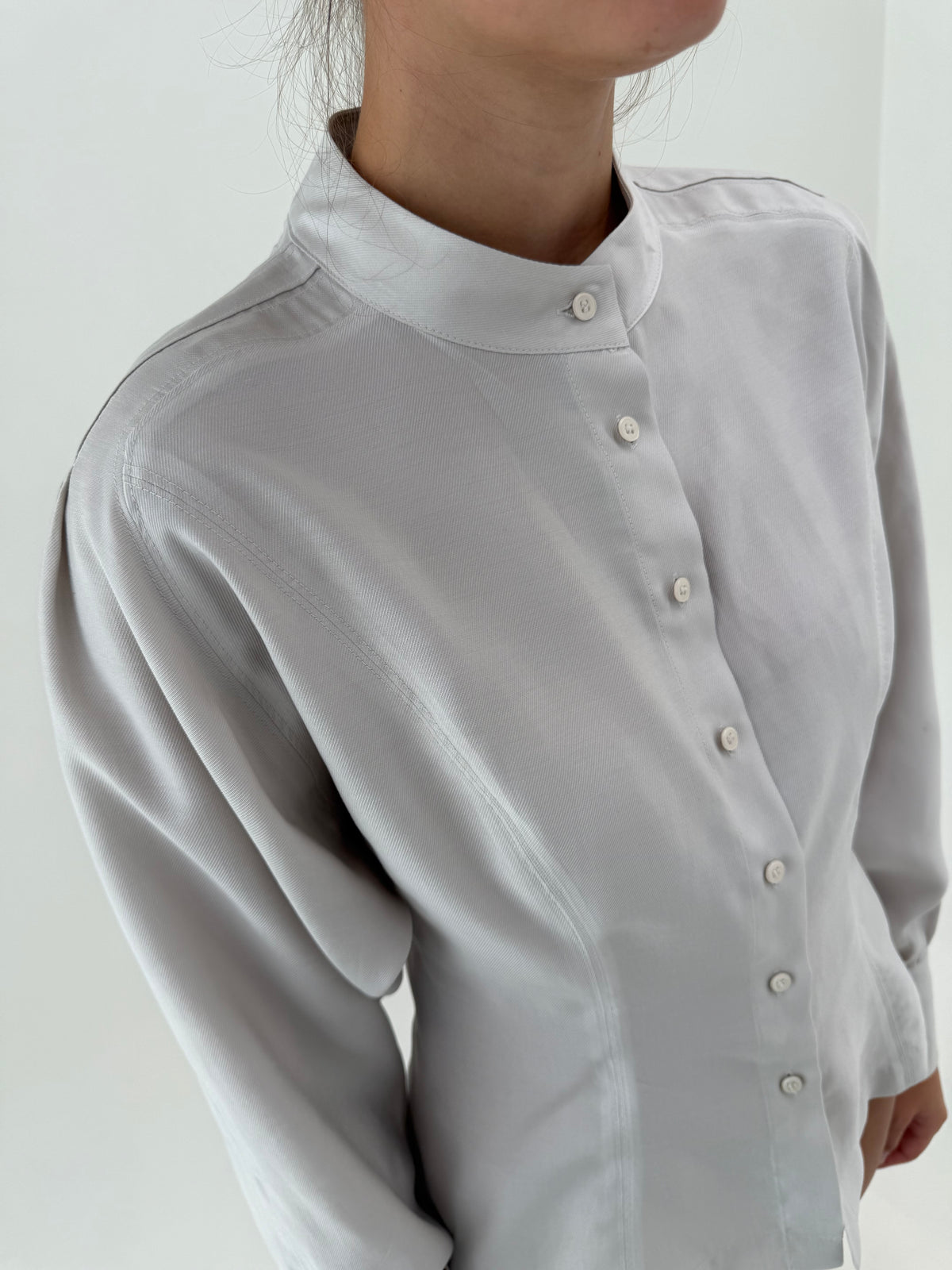 Cămașa vintage cambrata off white cu mânecă tip fluture și manșete înalte