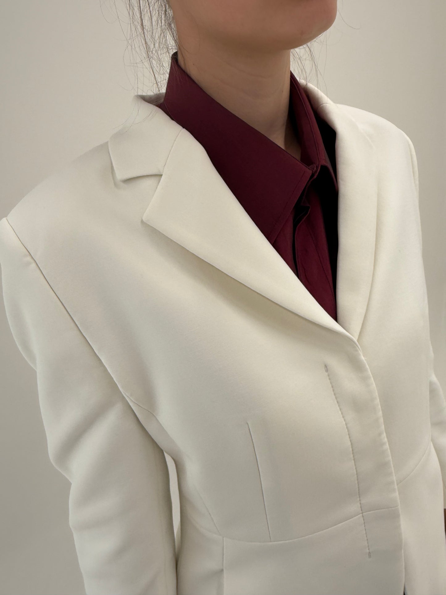 Sacou Hugo Boss butter white de vară în croi business actual specific brandului