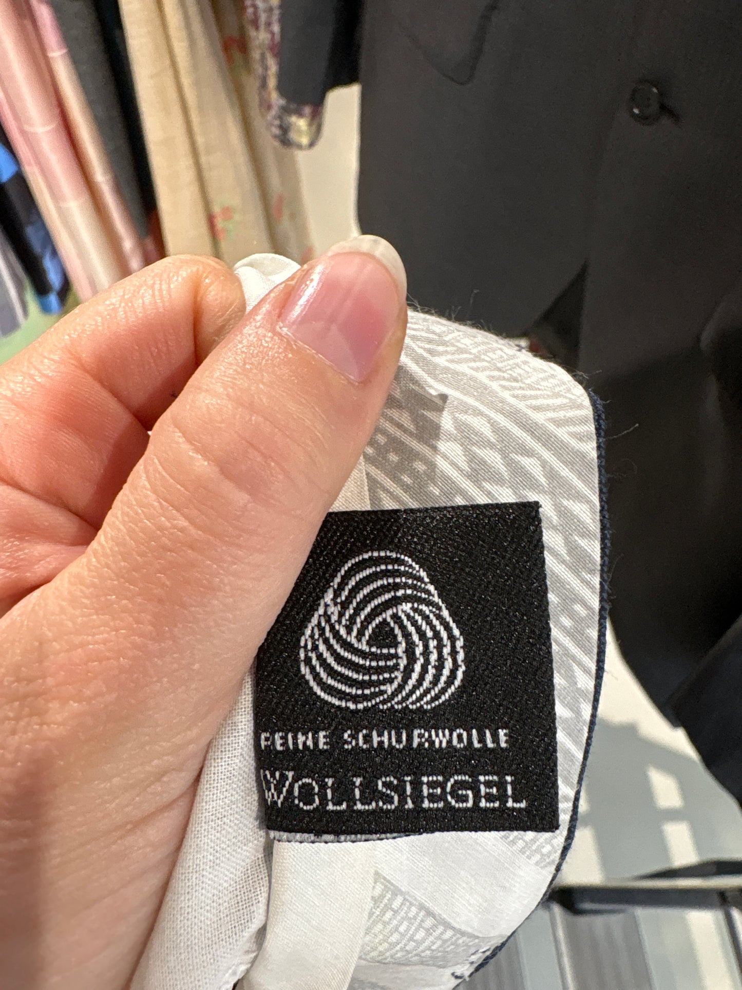 Pantaloni Navy cu pense din stofă de lana extrafina pura certificată