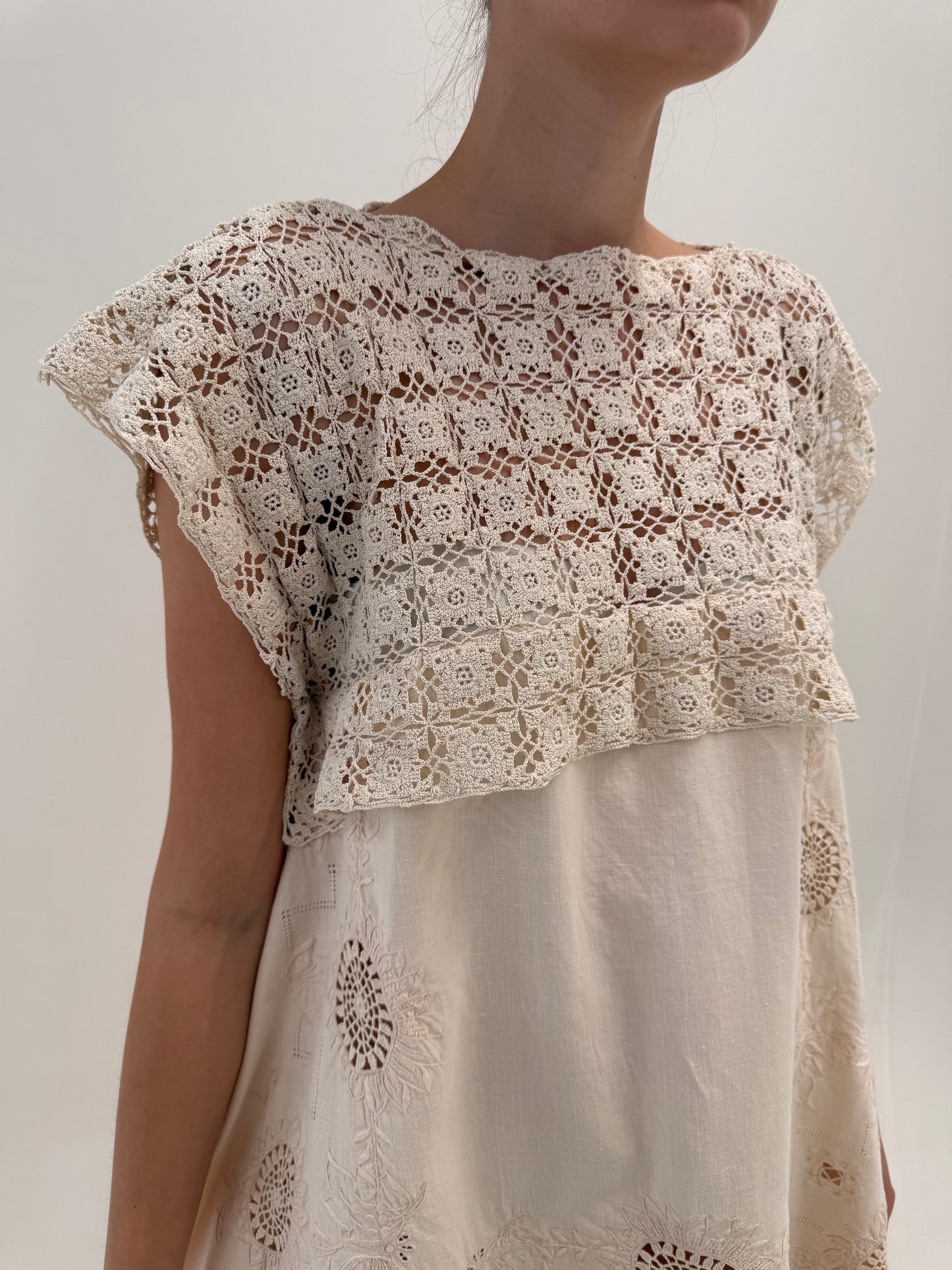 Rochie maxi bijuterie cu broderie manuală și macrame lucrat manual din pânză de in
