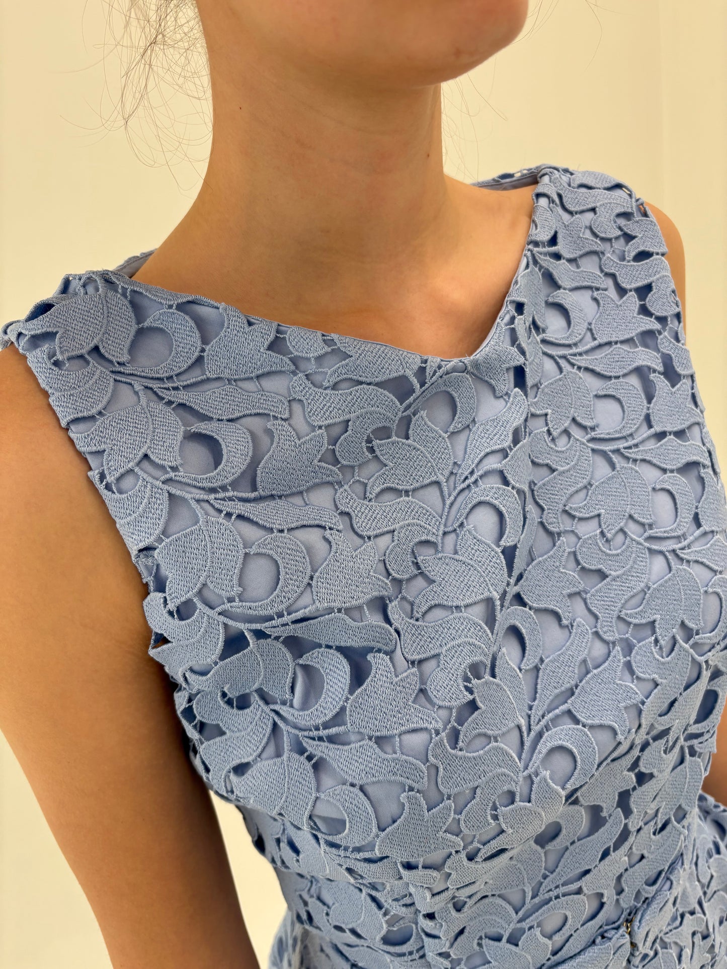 Rochie Hugo Boss baby blue din dantelă guipure cu talie marcată