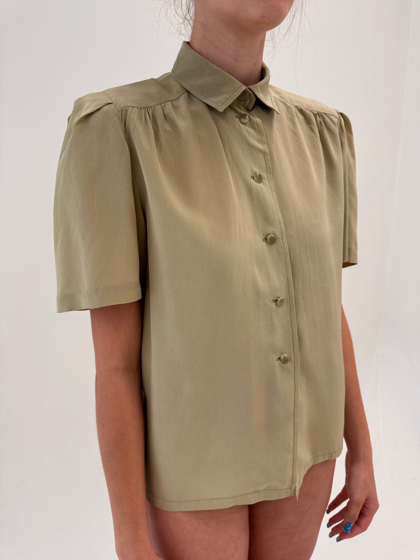 Cămașa vintage din mătase naturală cu influențe soft army light kaki
