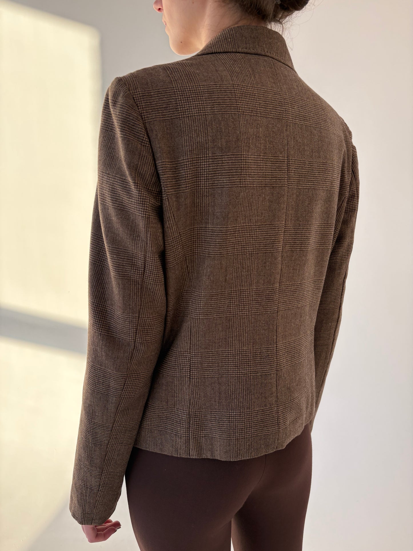 Sacou cambrat chocolate brown în carouri fine camel din lana extrafina