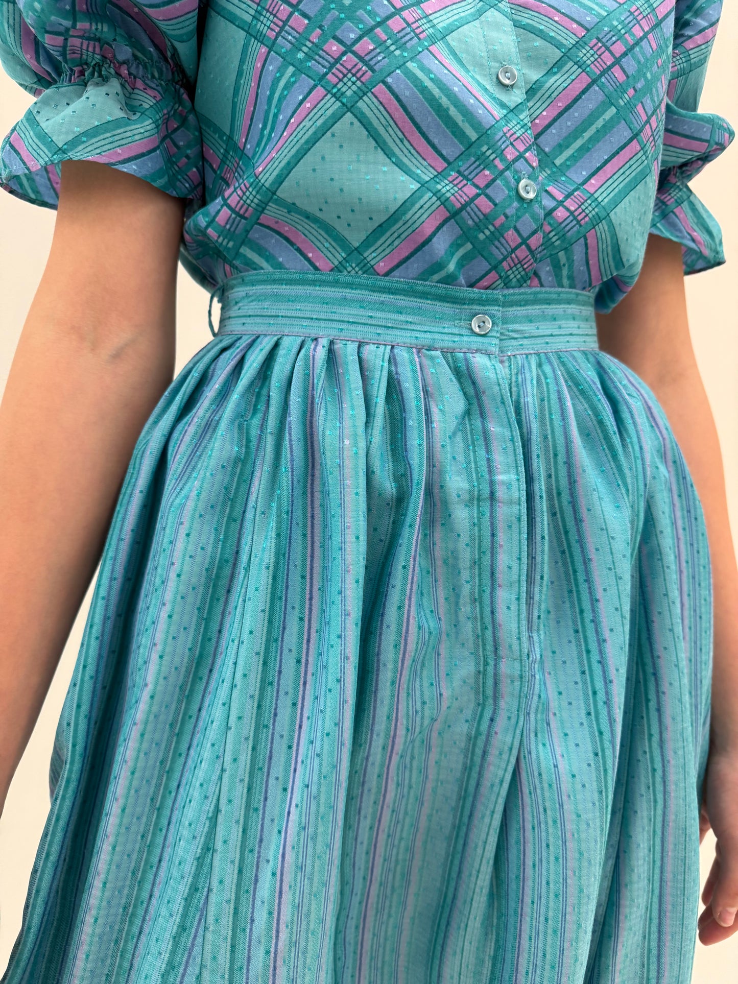 Set vintage în culori superbe și croi feminin cu pantaloni baloon super în trend