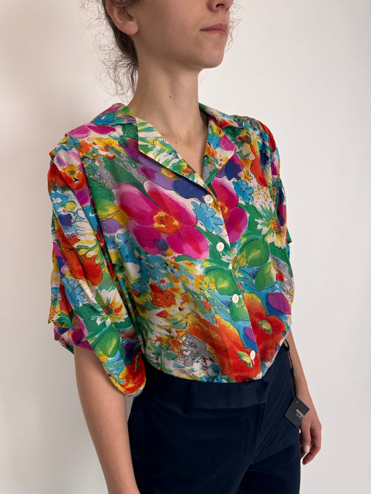 Cămașa vintage cu print floral superb și mânecă fluture din pânză subțire