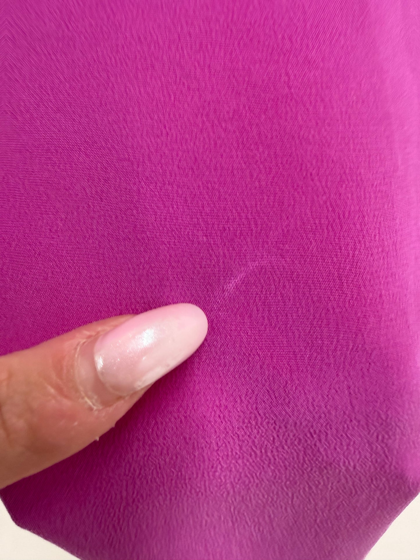 Cămașa magenta din mătase matuala in croi minimalist lejer