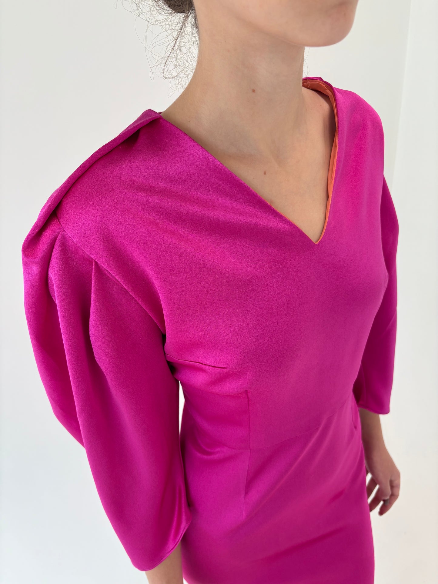Rochie fucsia satinata de ocazie cu umeri accentuați