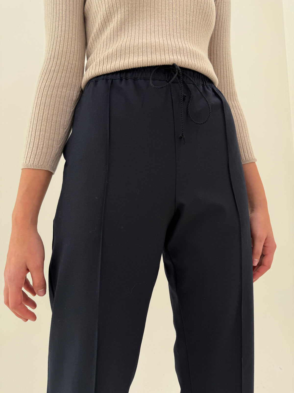 Pantaloni negri petite business casual din stofita extrafina de lana