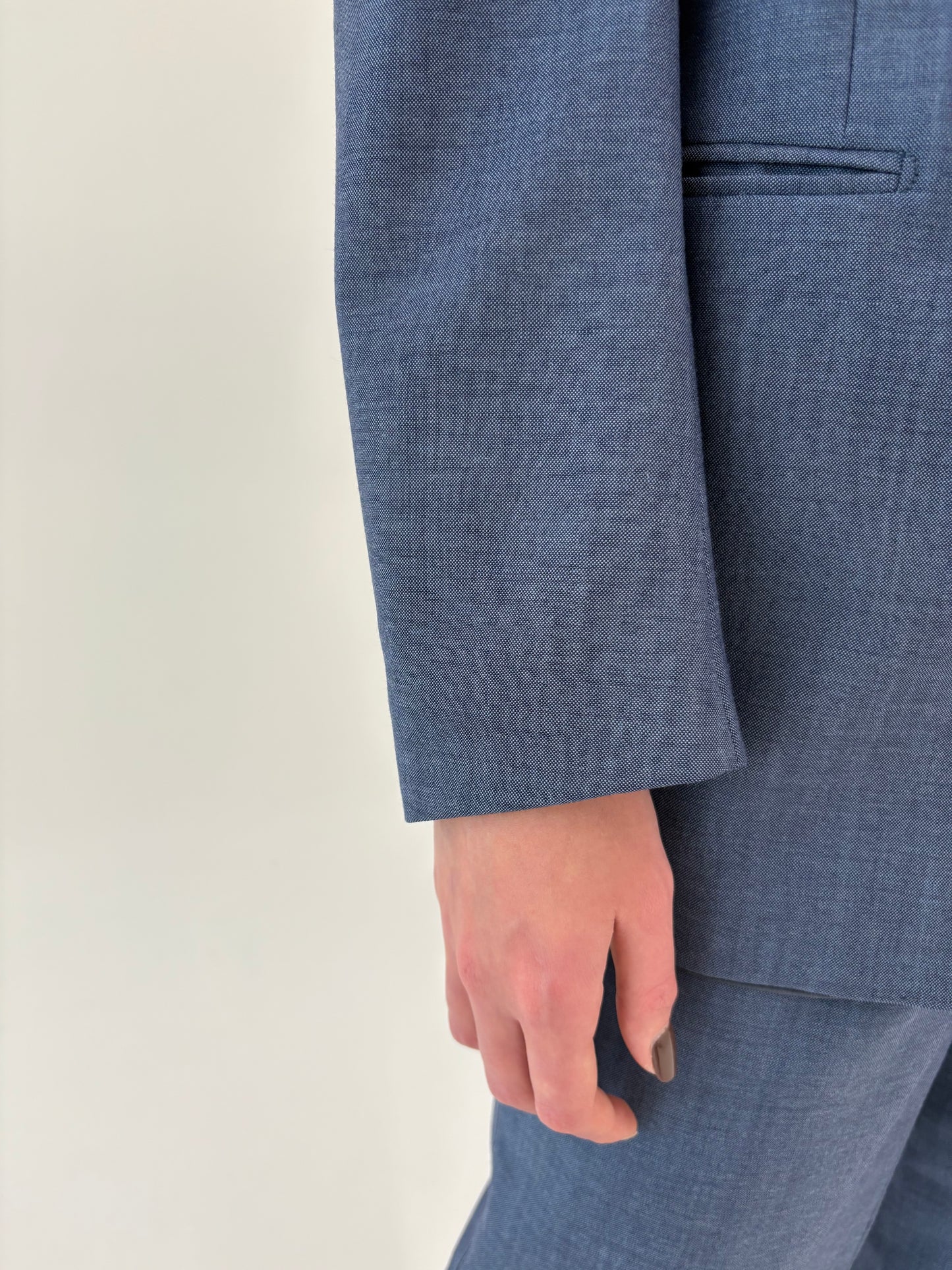 Costum italian Jeans blue din lana extrafina pura certificată în croi actual