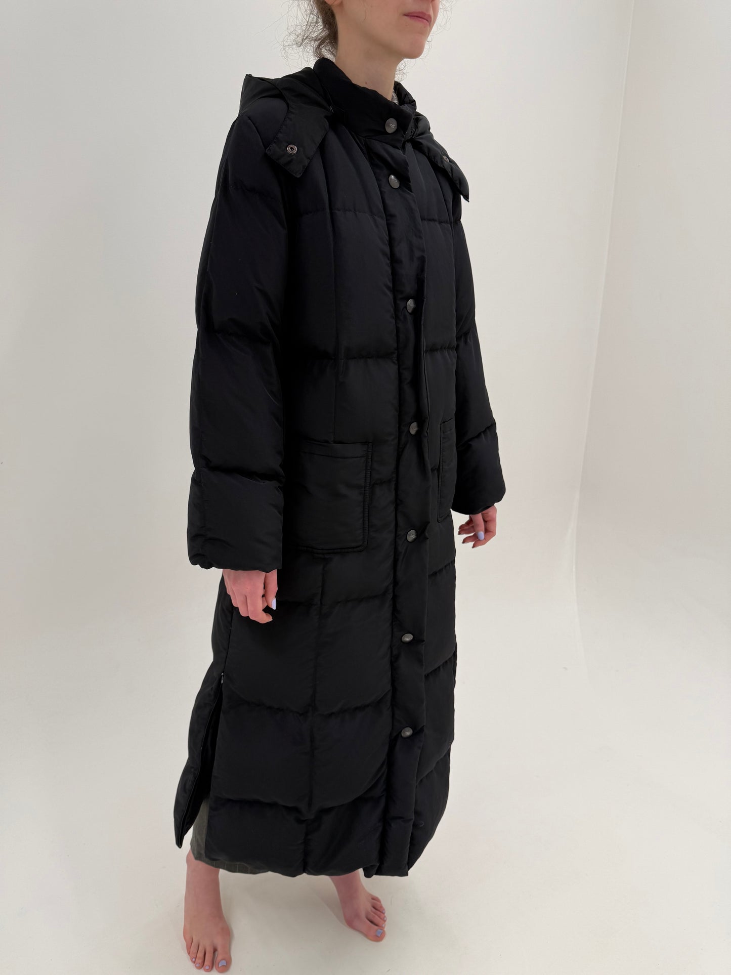 Puffer lung tall Max Mara negru cu glugă din material impermeabil
