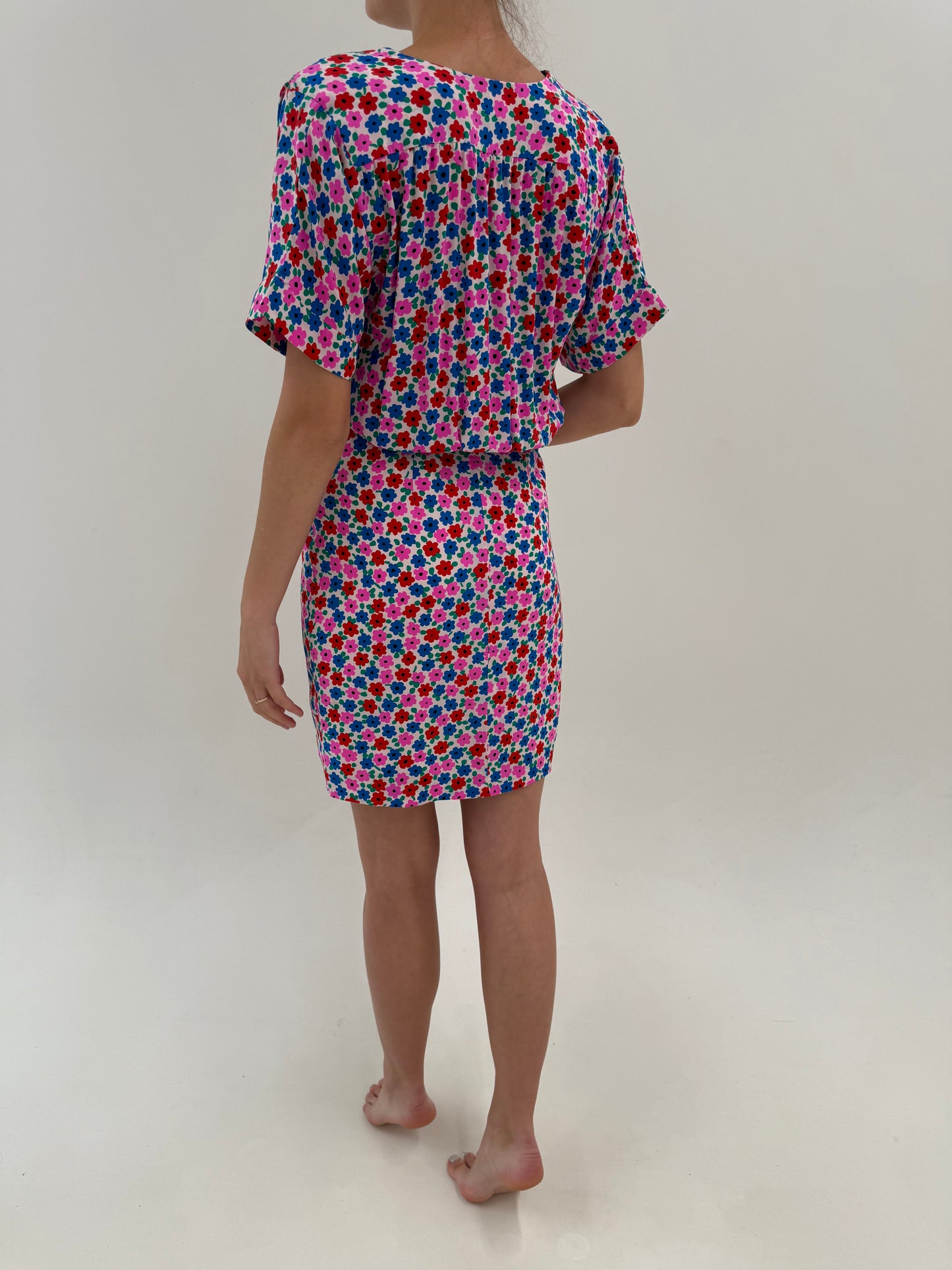 Rochie din mătase naturală cu print fucsia și albastru regal cu bust drapat