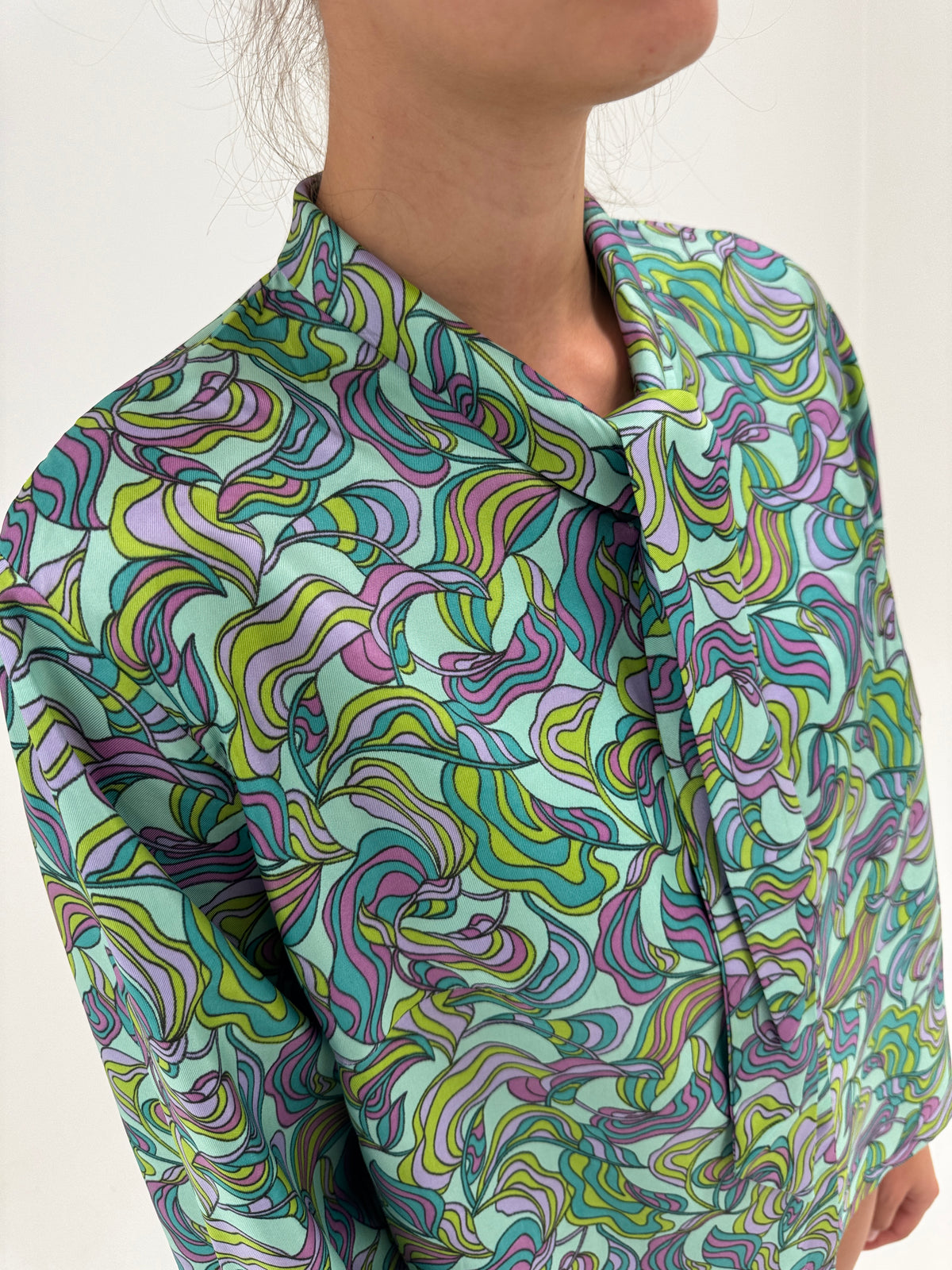 Cămașa vintage în stil Emilio Pucci cu panglică la gât în culori superbe