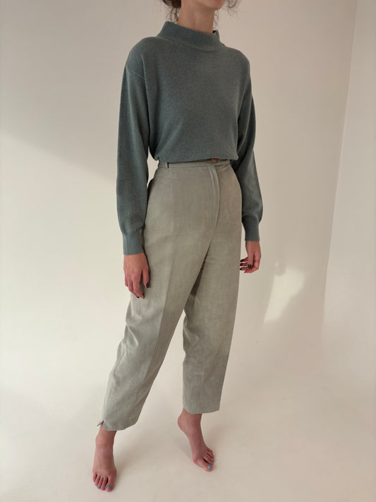 Pantaloni Sage green cu talie ultra înaltă mom fit cu aspect de piele întoarsă