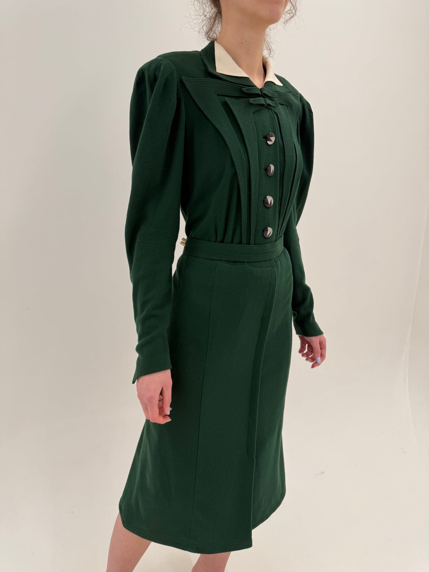 Rochie vintage în croi elaborat forest green din lana extrafina midi spre maximum