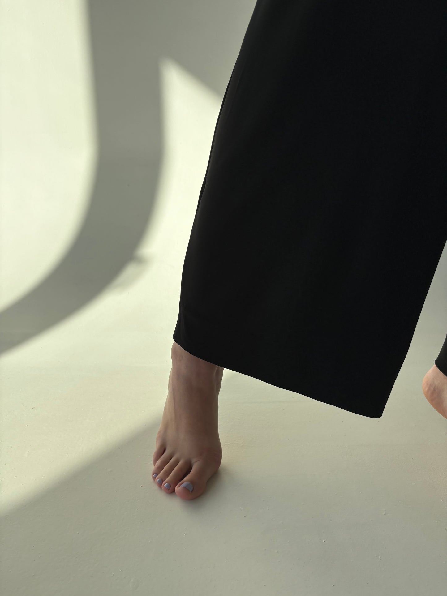 Pantaloni negri palazzo de seară cu brâu satinat și talie ultra înaltă