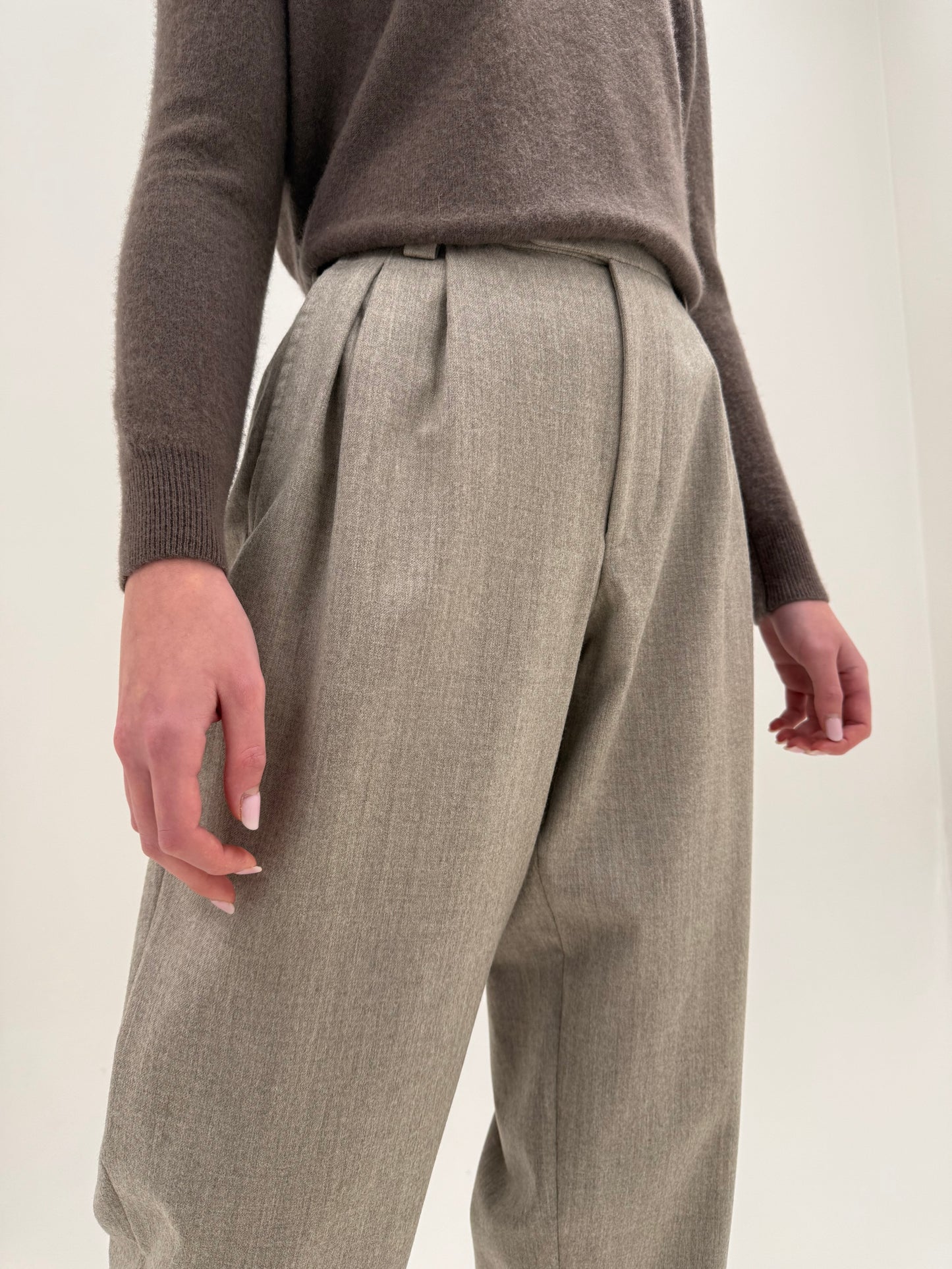 Pantaloni nude cu talie ultra înaltă și pense adânci din lana plină extrafina