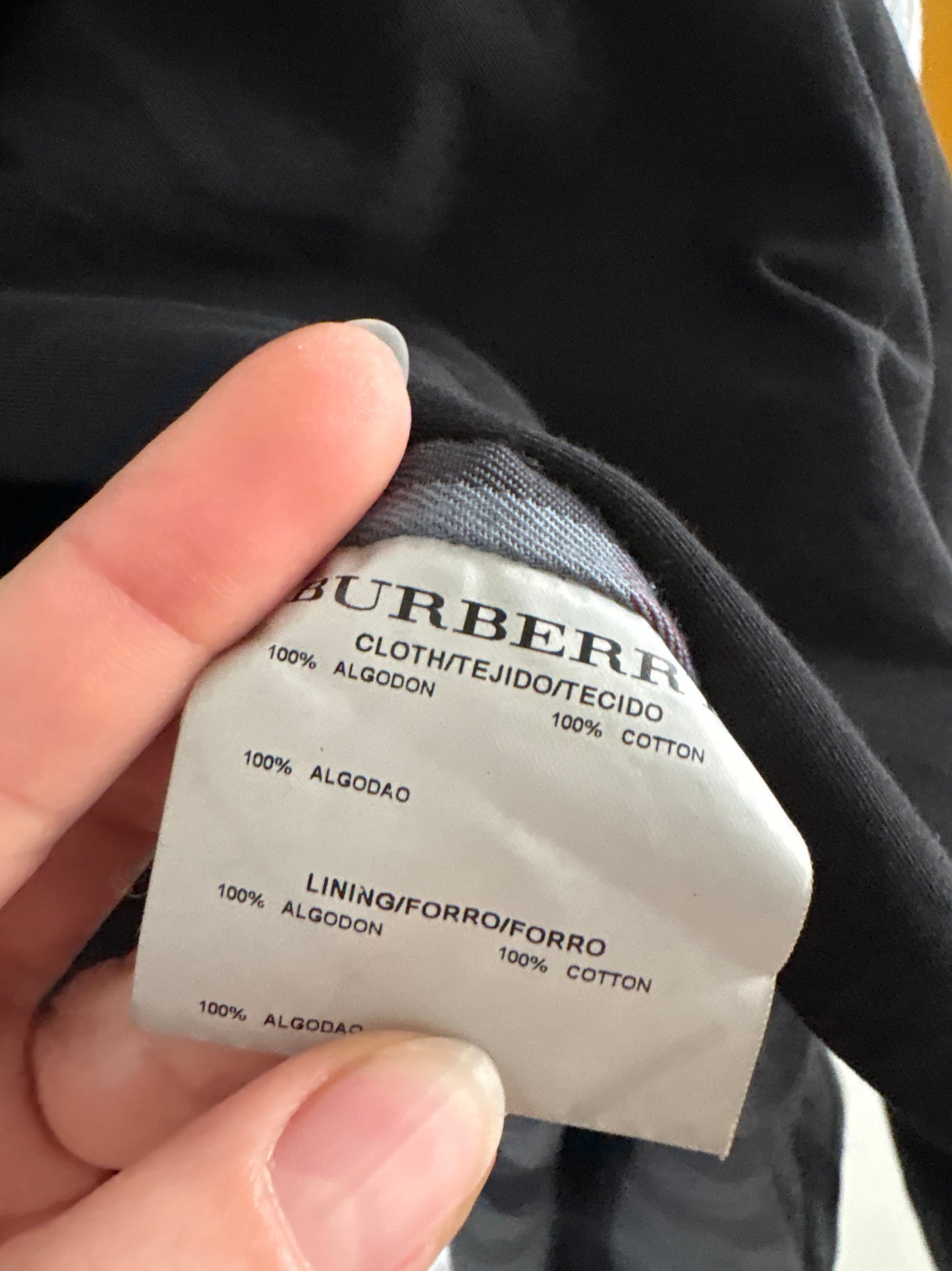 Trench Burberry negru din bumbac cu închidere dublă și interior de bumbac