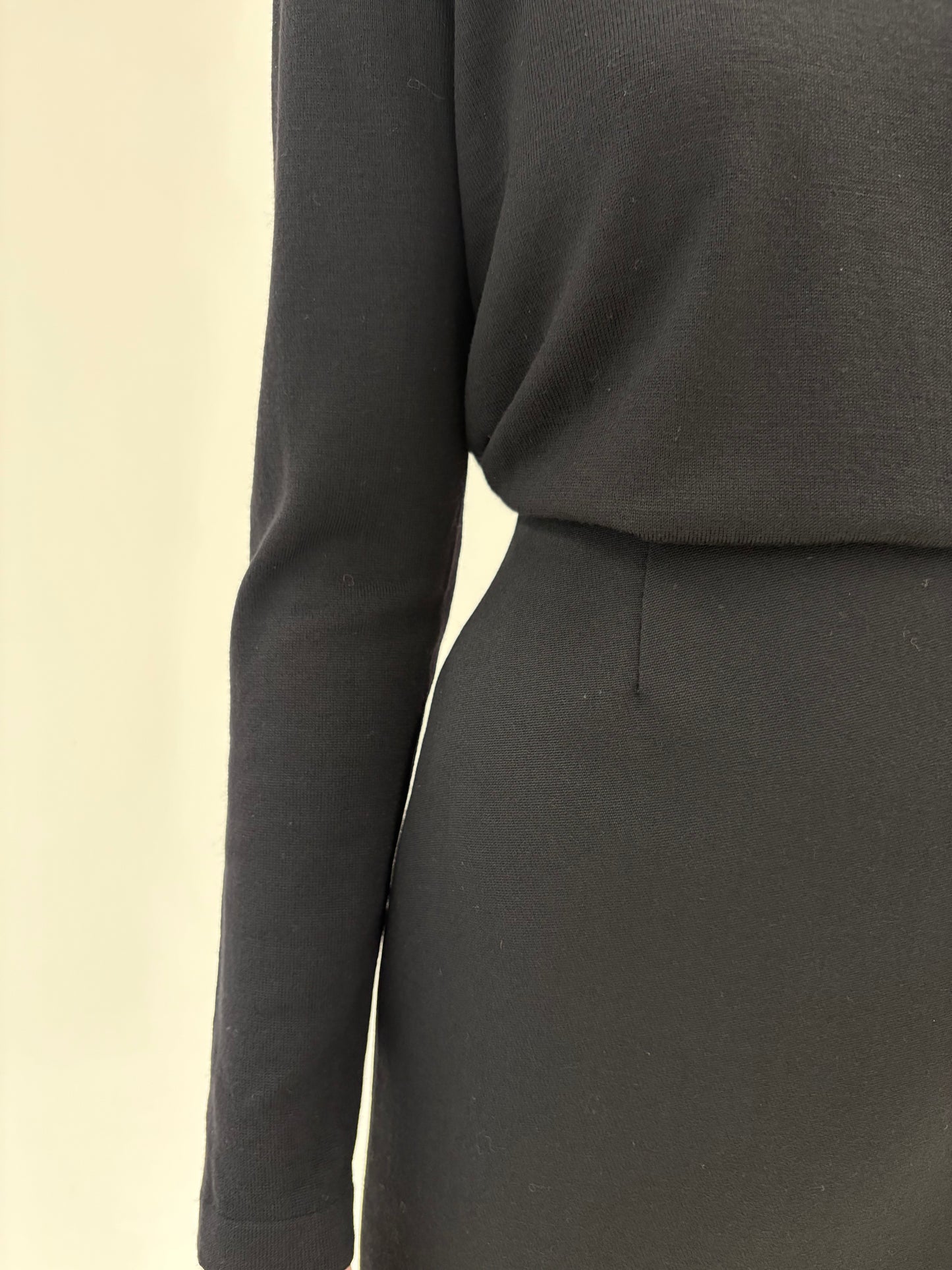 Deux piece vintage negru cu sacou cambrat și revere rotunjite din lana certificată