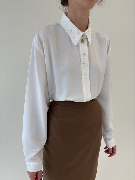 Cămașa vintage cu broderie geometrică și aplicații delicate