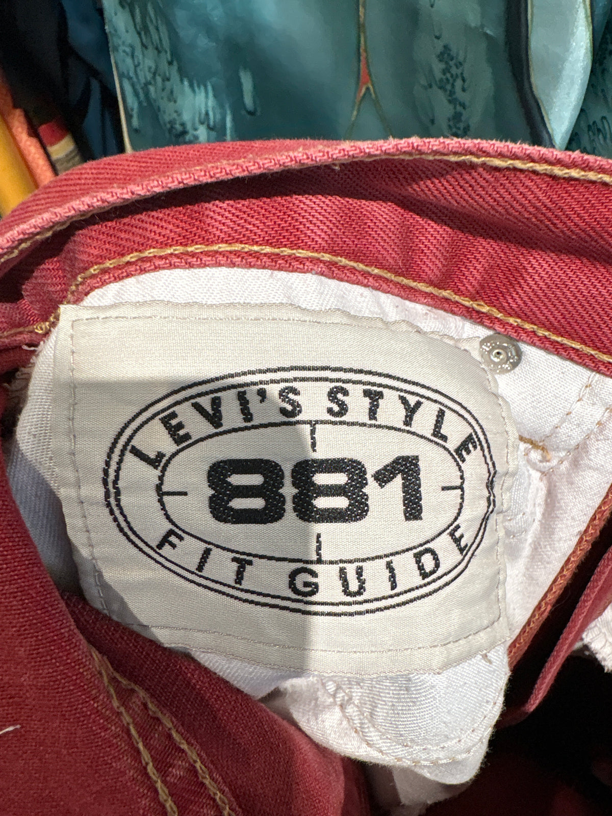 Jeans vintage Levi’s 881 early Y2K tapered cu talie ultra înaltă Washed brick red